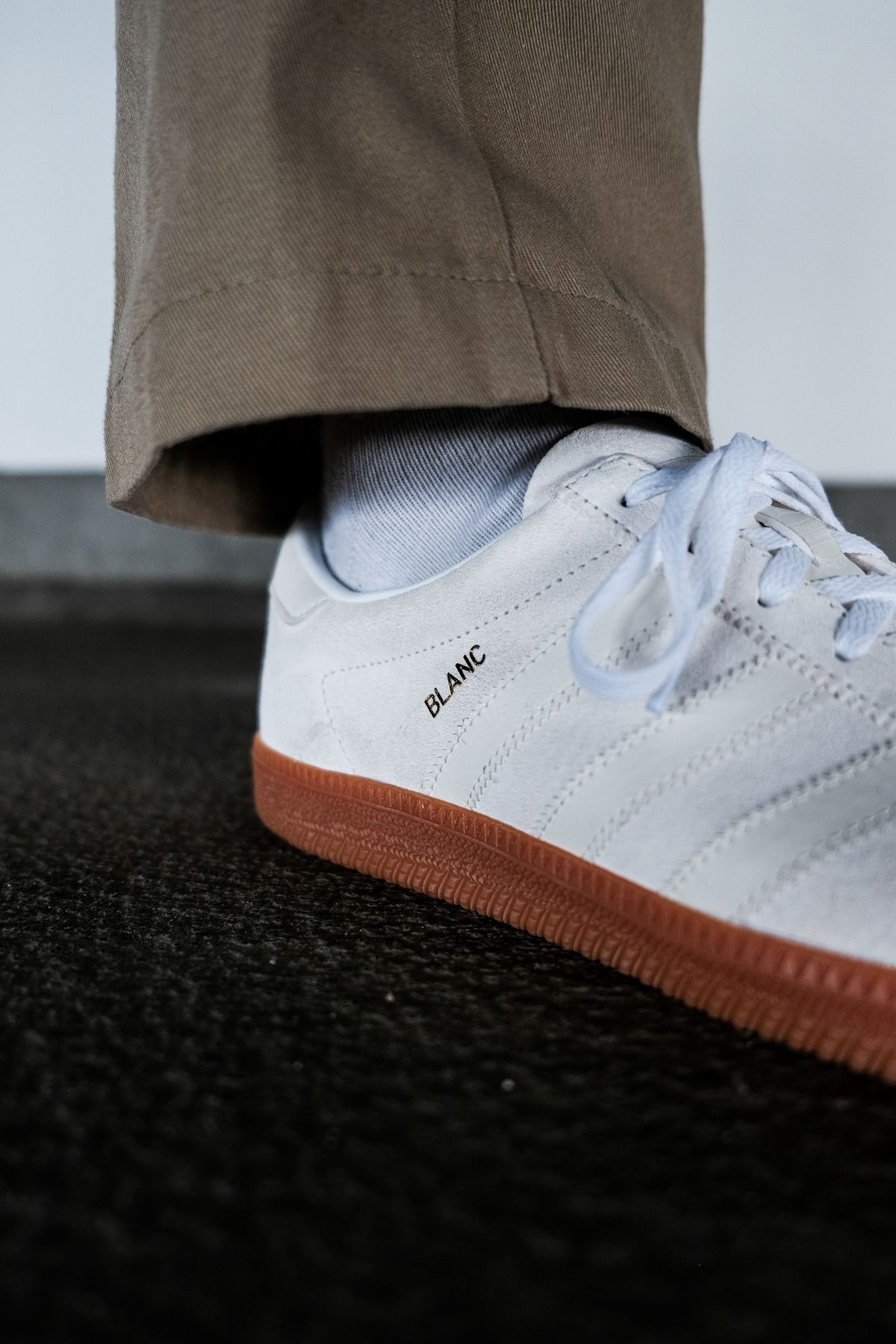 on feet photo of the adidas Originals - Blanc - cloud white/off white/gold metallic - H01800