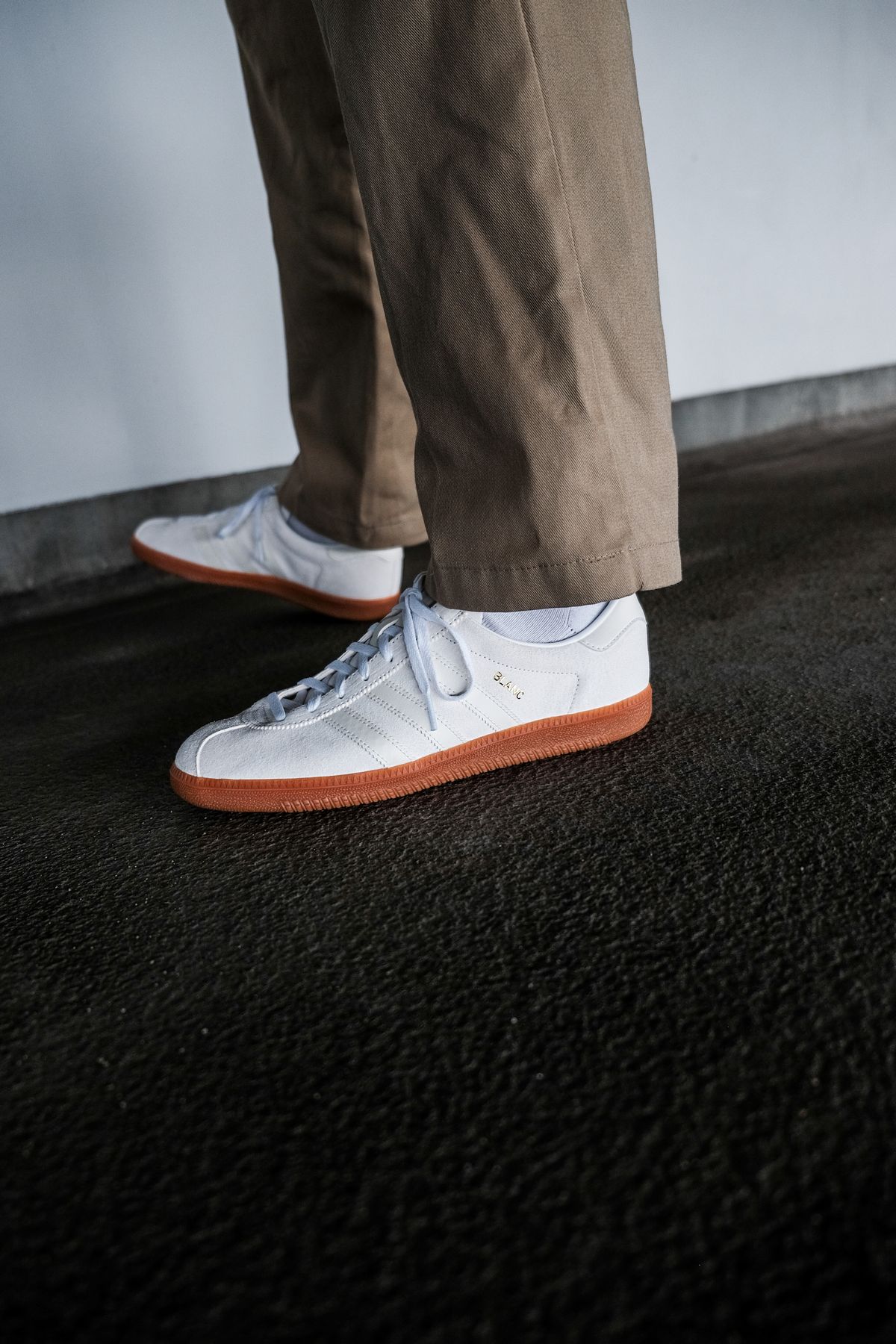on feet photo adidas Originals - Blanc - cloud white/off white/gold metallic - H01800