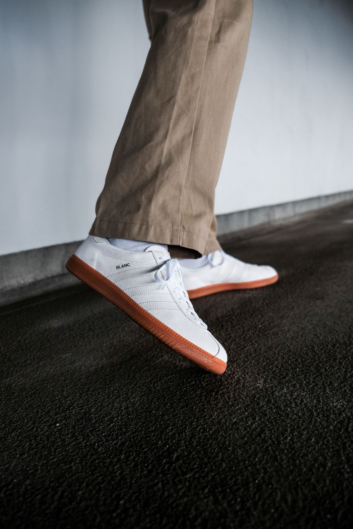 on feet photo - adidas Originals - Blanc - cloud white/off white/gold metallic - H01800