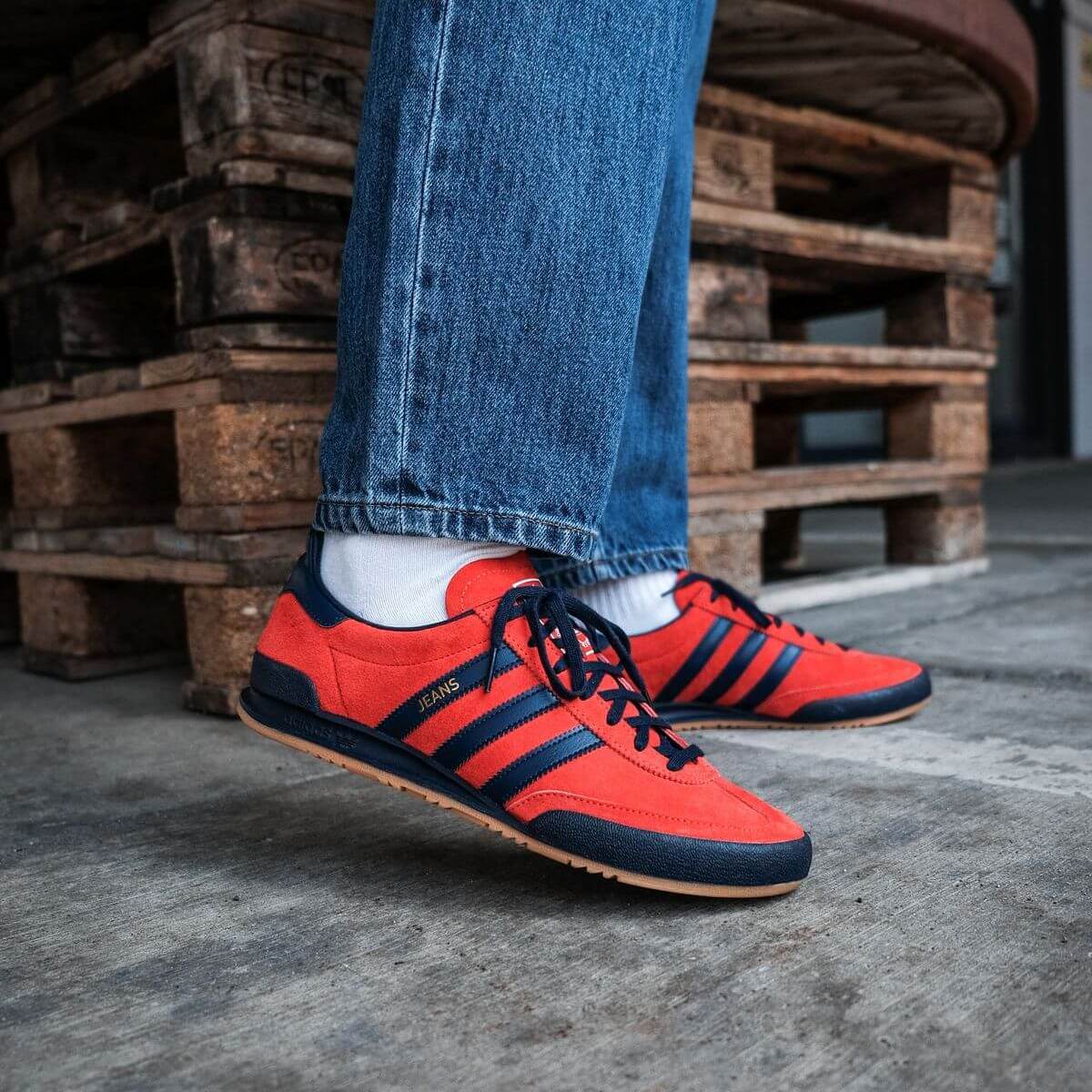 Ein Sammlertraum geht in Erfüllung – Der adidas Jeans kommt in 1986er rot/navy Farbstellung