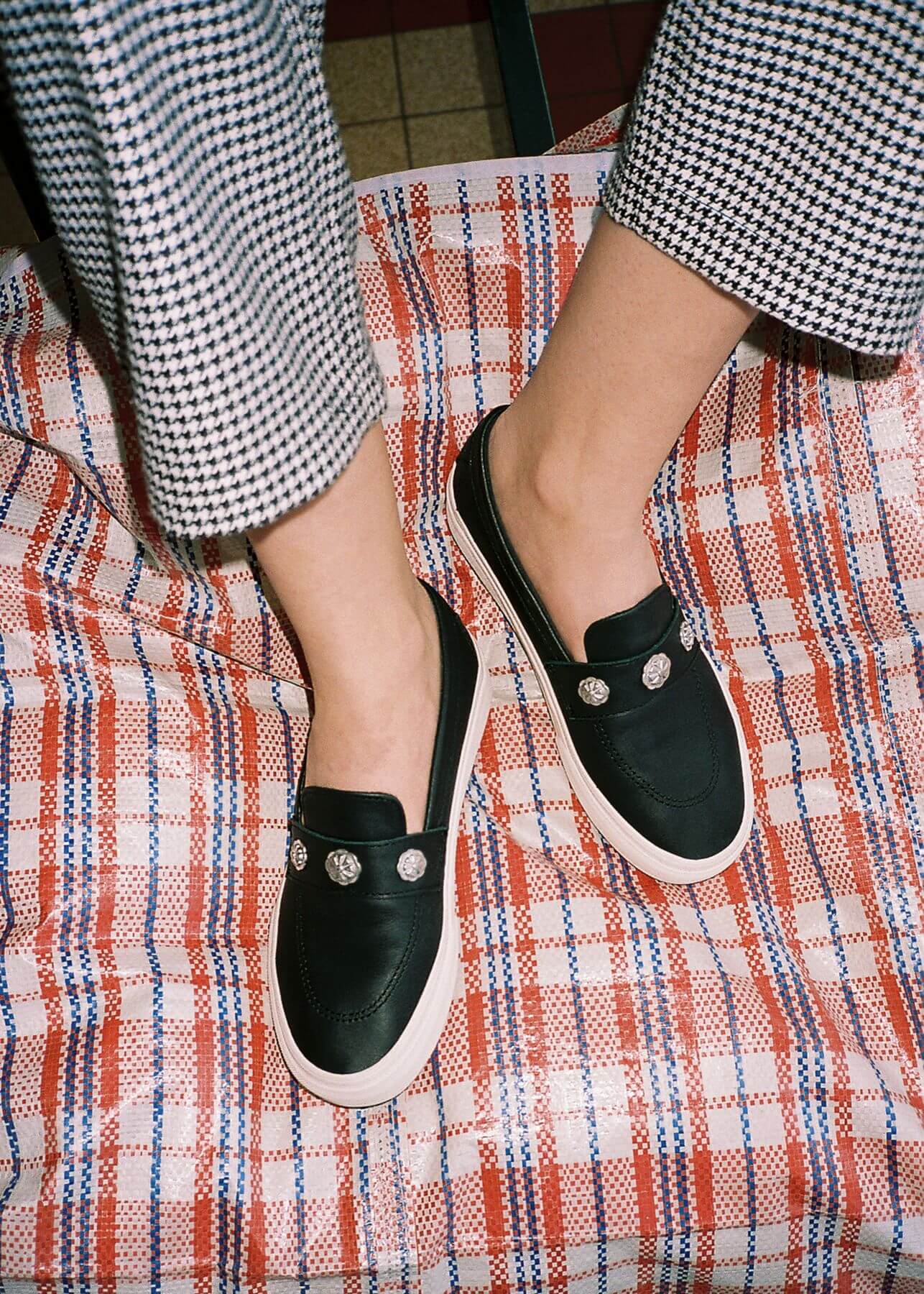 Vans lässt das Fischgräten- und Hahnentrittmuster neu aufleben: Die Well-Suited Damen-Kollektion