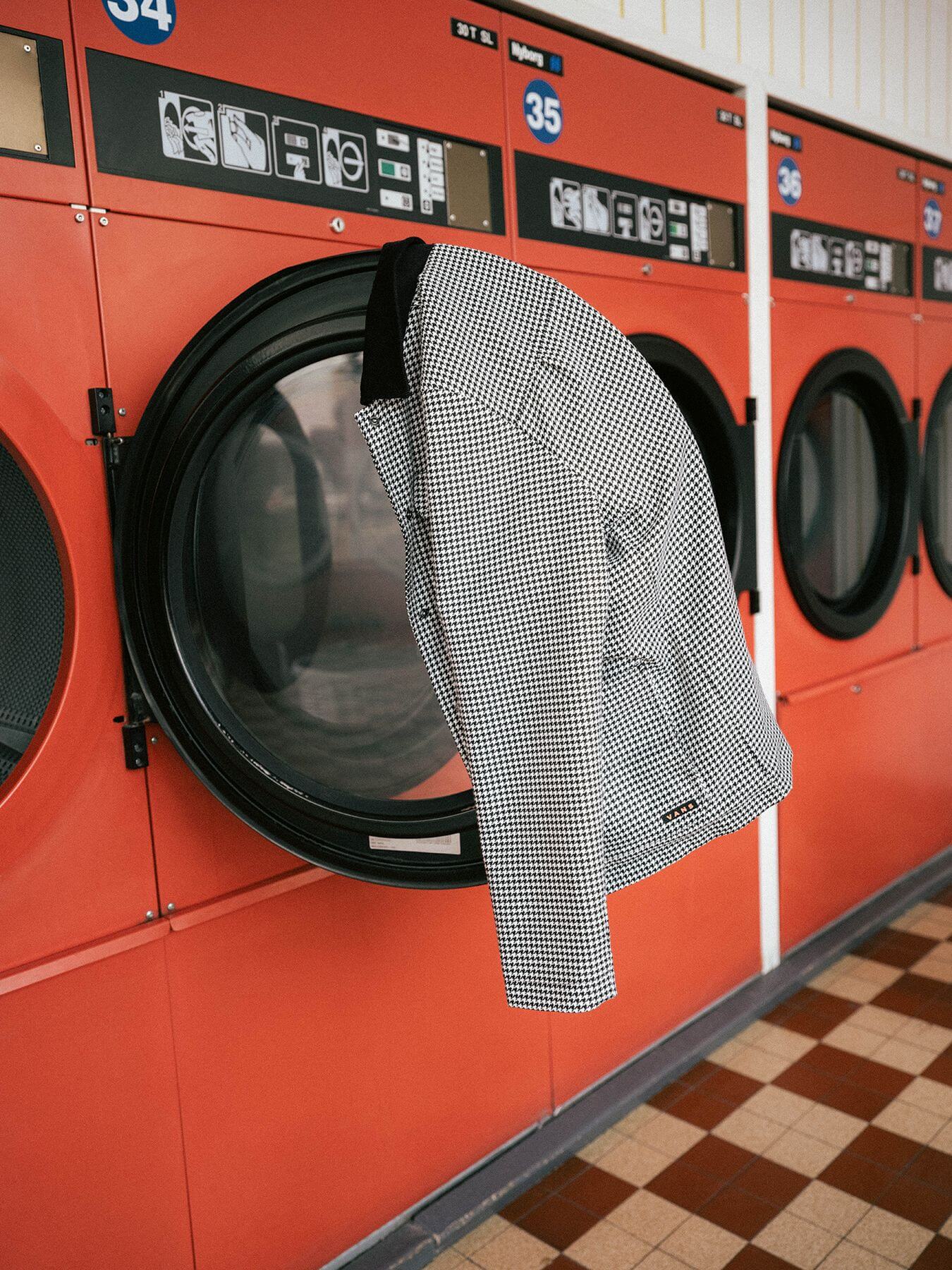 Vans lässt das Fischgräten- und Hahnentrittmuster neu aufleben: Die Well-Suited Damen-Kollektion