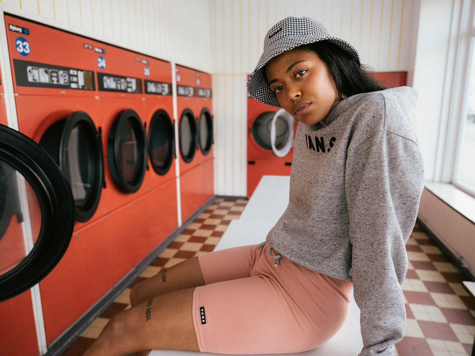 Vans lässt das Fischgräten- und Hahnentrittmuster neu aufleben: Die Well-Suited Damen-Kollektion