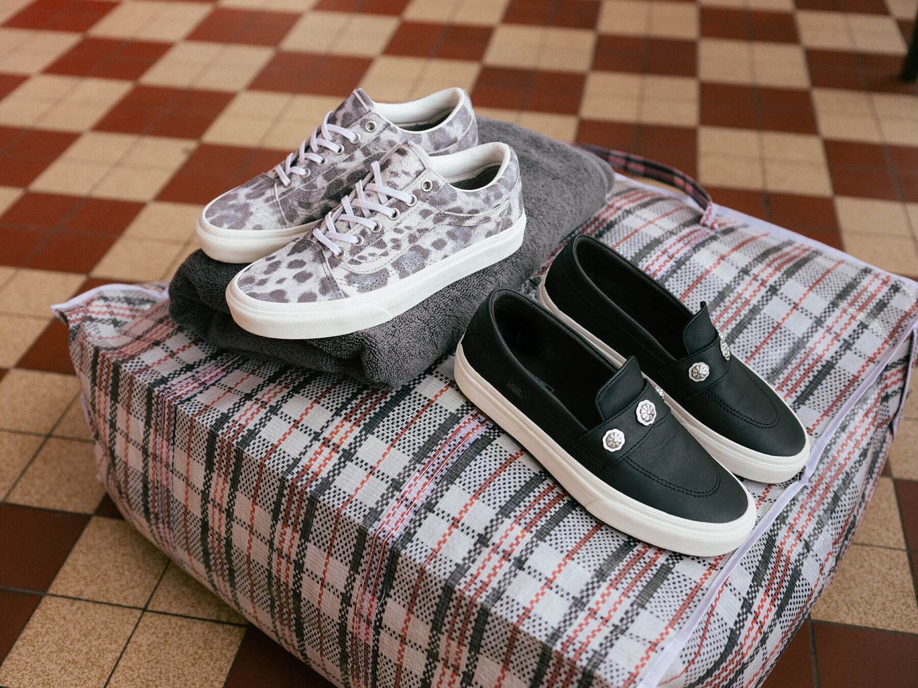 Vans lässt das Fischgräten- und Hahnentrittmuster neu aufleben: Die Well-Suited Damen-Kollektion