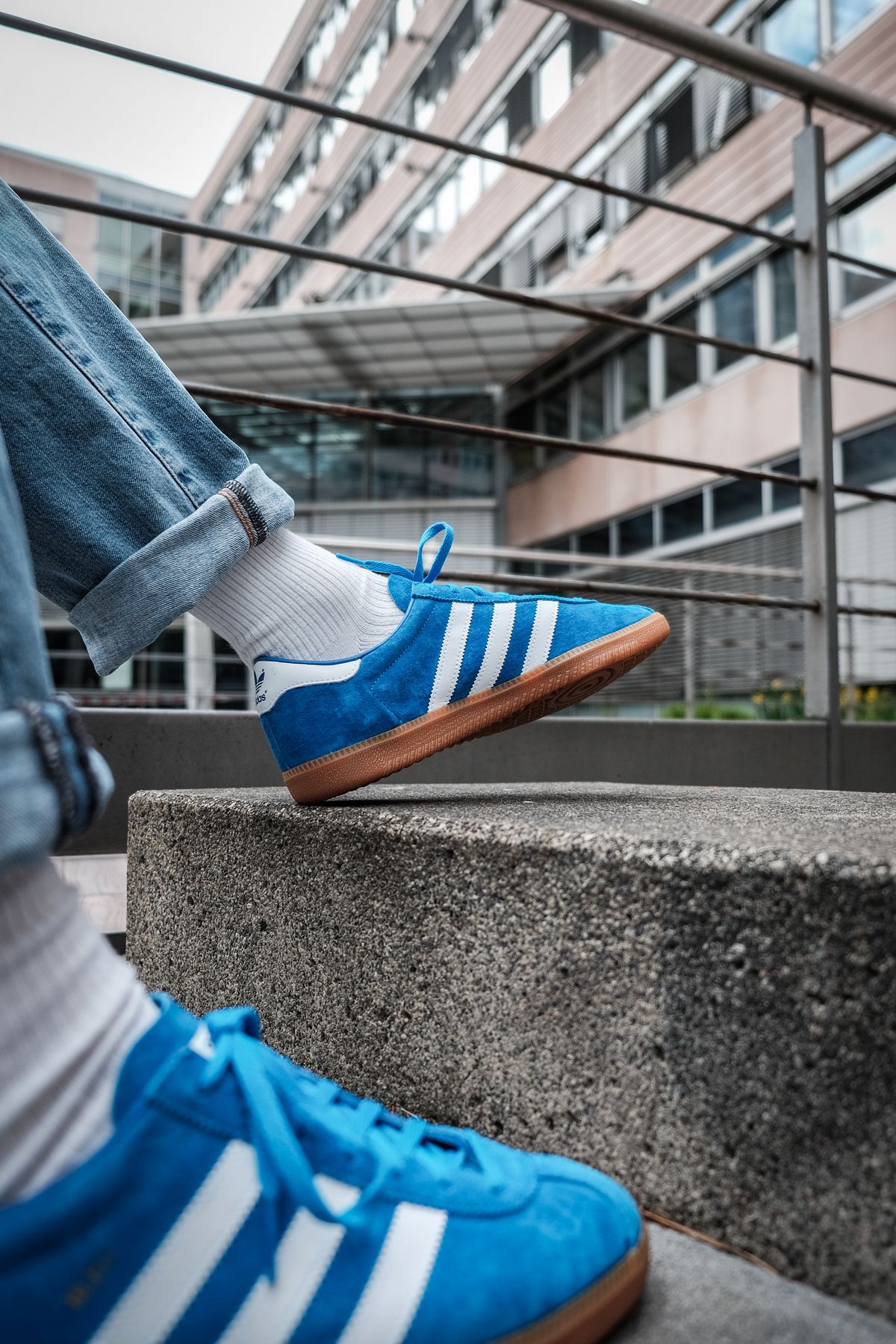 on feet - adidas Originals - Bleu - bright blue/cloud white/gold metallic - H01798