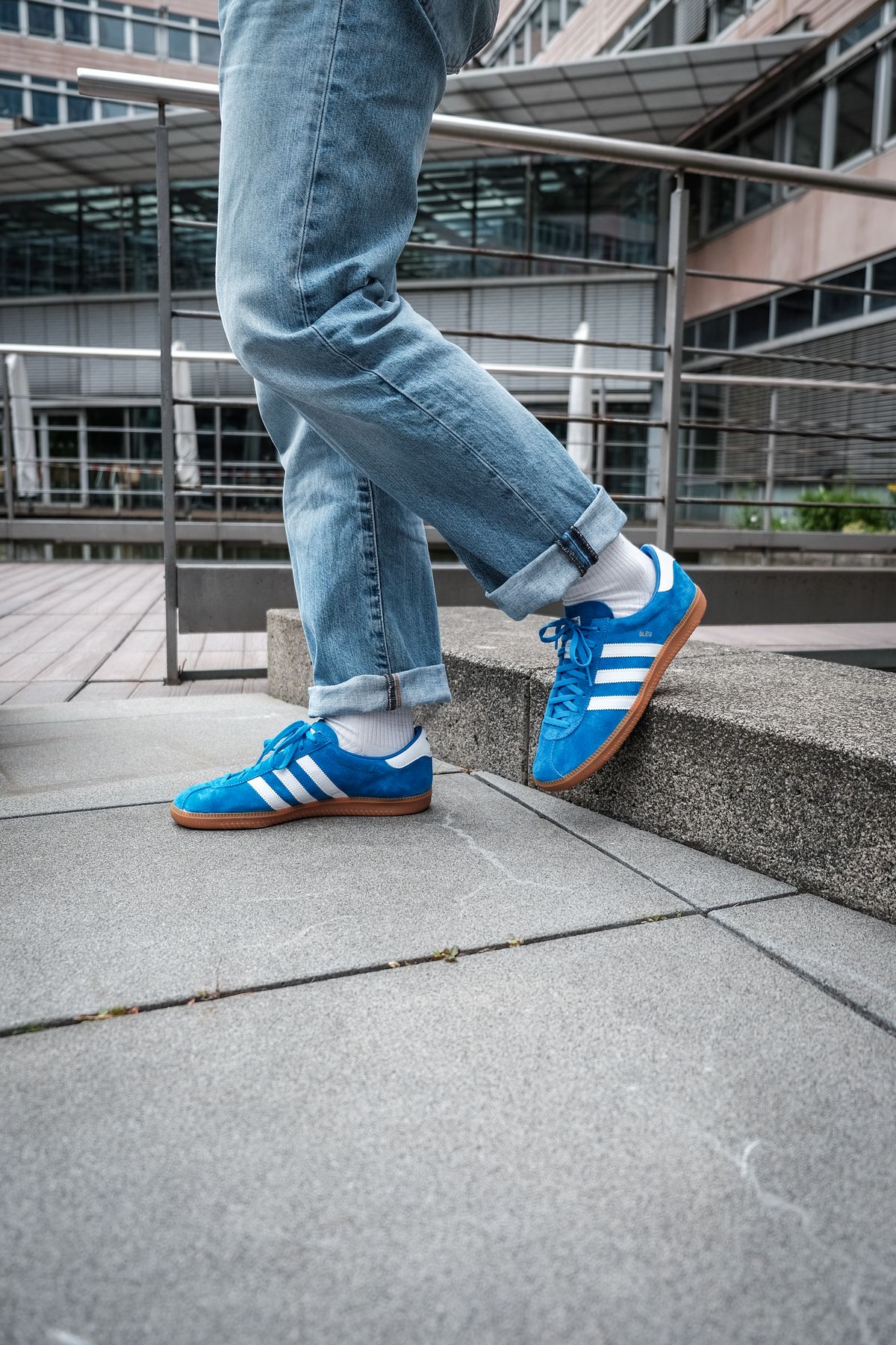 on feet - adidas Originals - Bleu - bright blue/cloud white/gold metallic - H01798