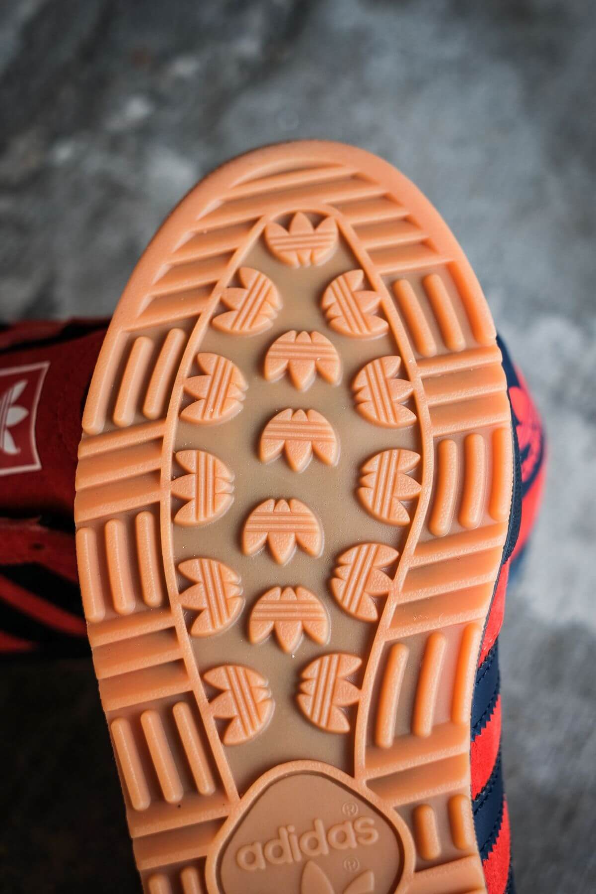 gum outsole details - adidas Originals - Jeans - red/collegiate navy/gold metallic - GX7649