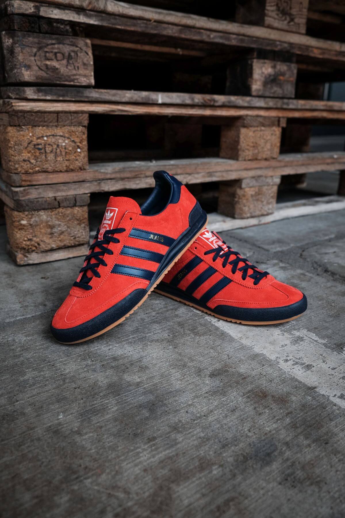 Ein Sammlertraum geht in Erfüllung - Der adidas Jeans kommt in 1986er rot/navy Farbstellung