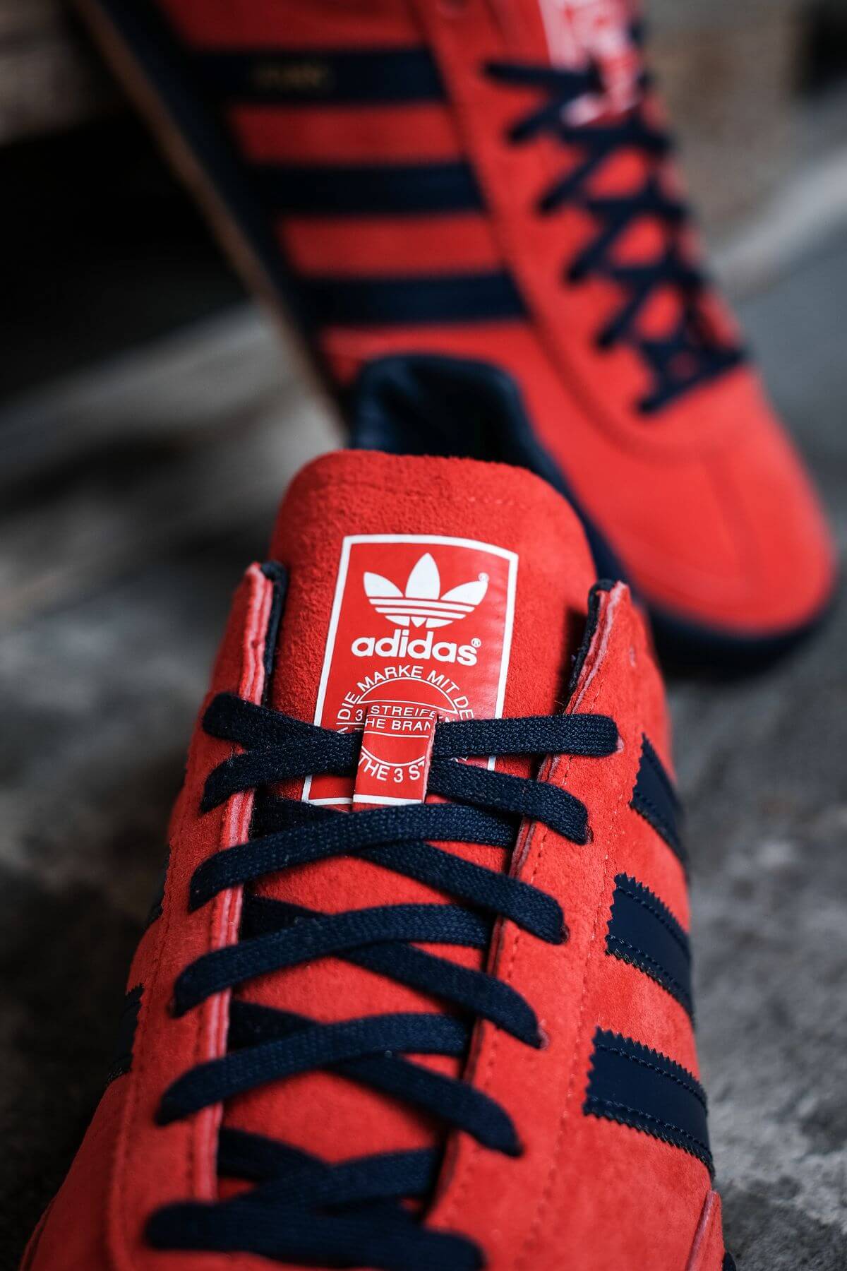 Ein Sammlertraum geht in Erfüllung - Der adidas Jeans kommt in 1986er rot/navy Farbstellung