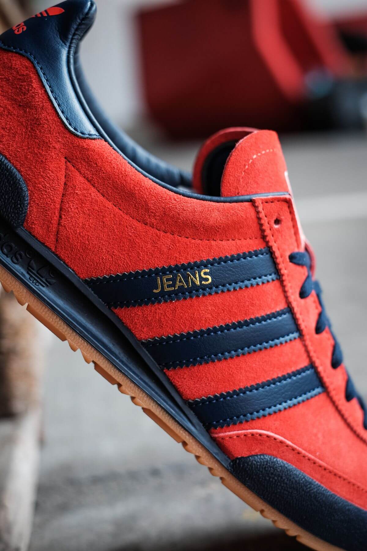 close up of the adidas Originals - Jeans - red/collegiate navy/gold metallic - GX7649