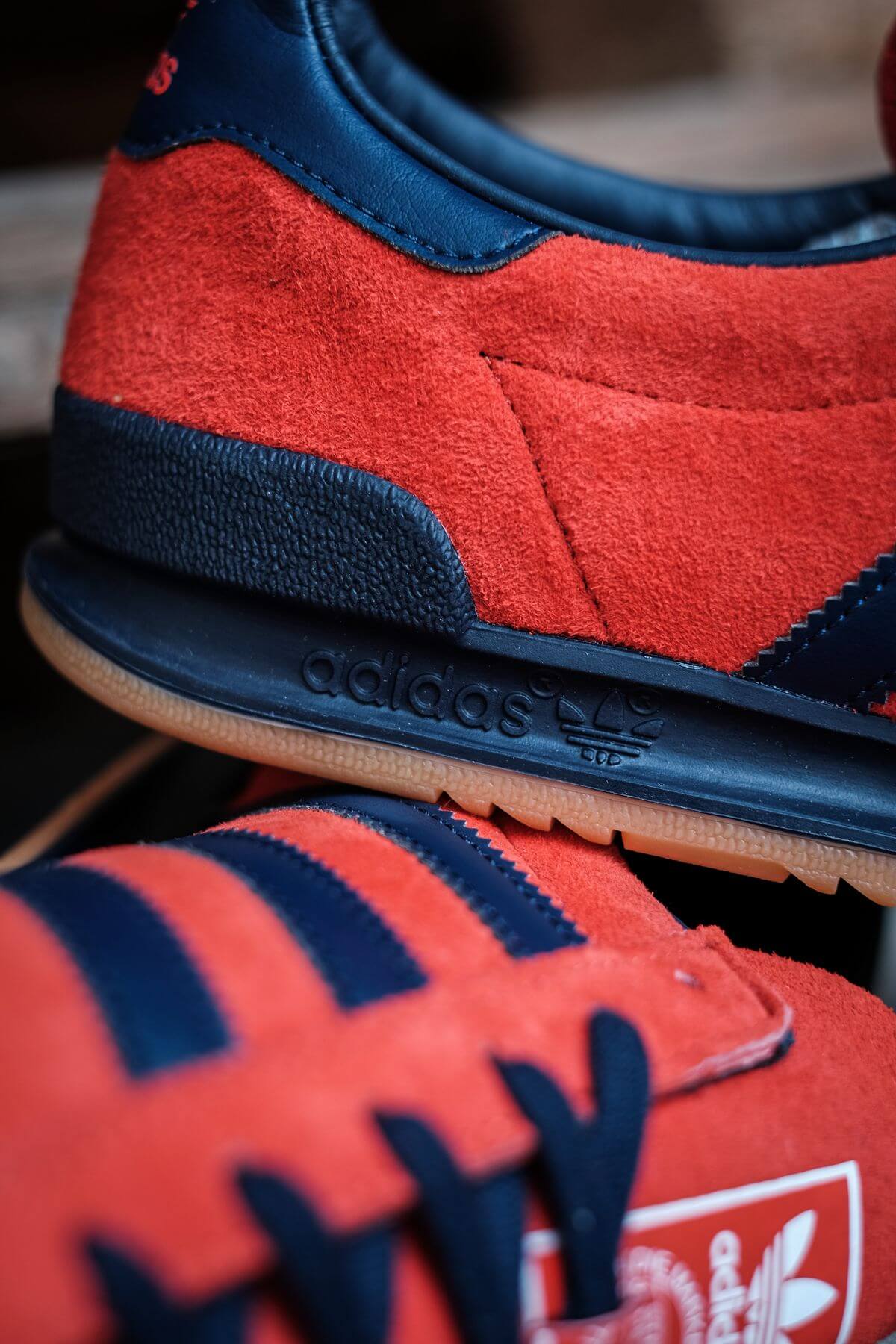 heel details of the adidas Originals - Jeans - red/collegiate navy/gold metallic - GX7649