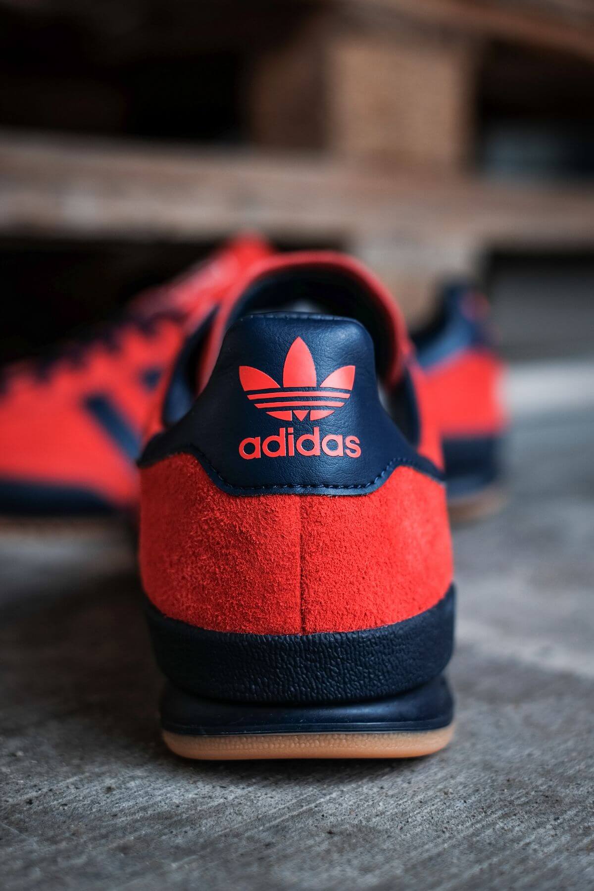 Ein Sammlertraum geht in Erfüllung - Der adidas Jeans kommt in 1986er rot/navy Farbstellung