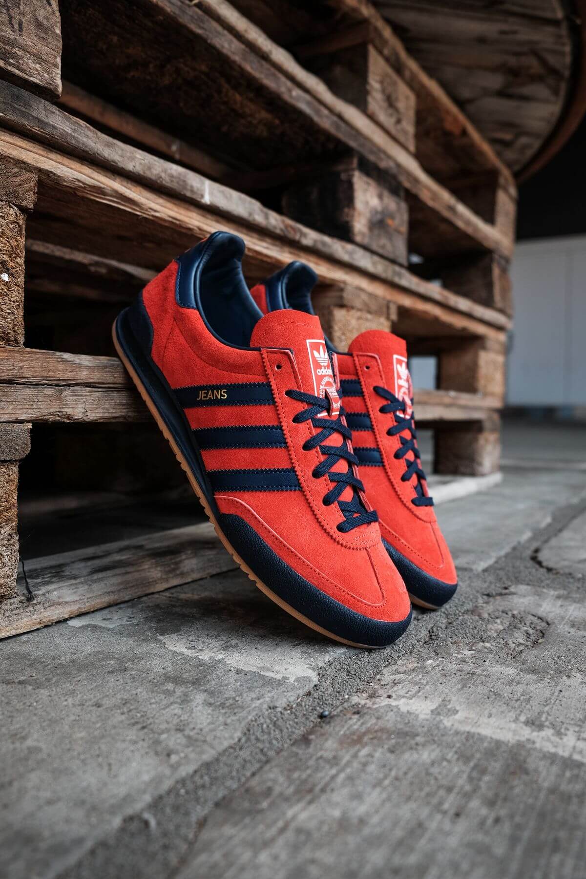 Ein Sammlertraum geht in Erfüllung – Der adidas Jeans kommt in 1986er rot/navy Farbstellung