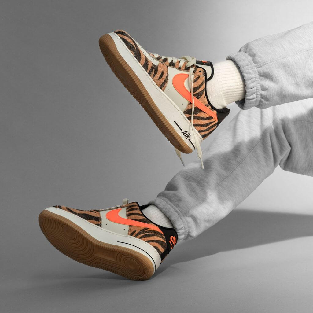 Der Nike Air Force 1 in der Farbstellung Coconut Milk/Atomic Orange