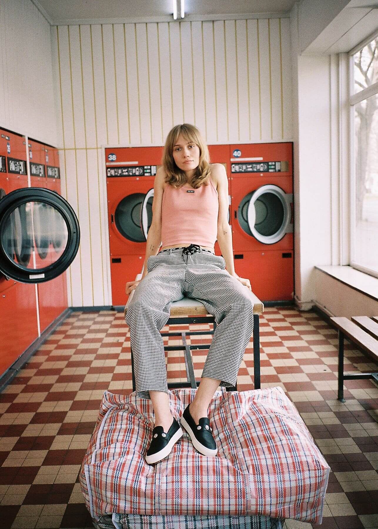 Vans lässt das Fischgräten- und Hahnentrittmuster neu aufleben: Die Well-Suited Damen-Kollektion