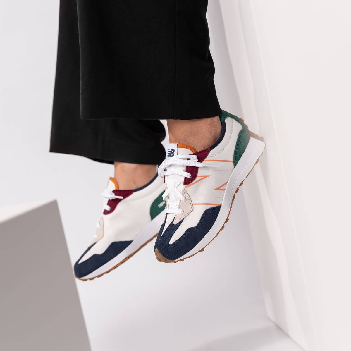 New Balance bringt die 327 Silhouette in weiß mit dunkelbunten Farbakzenten