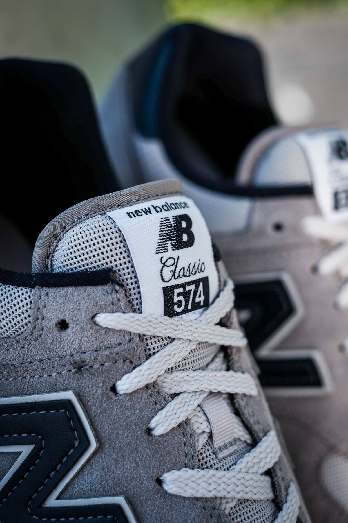 details tongue logo - New Balance - 574 History Class Pack - ML574BE2 - grey/navy
