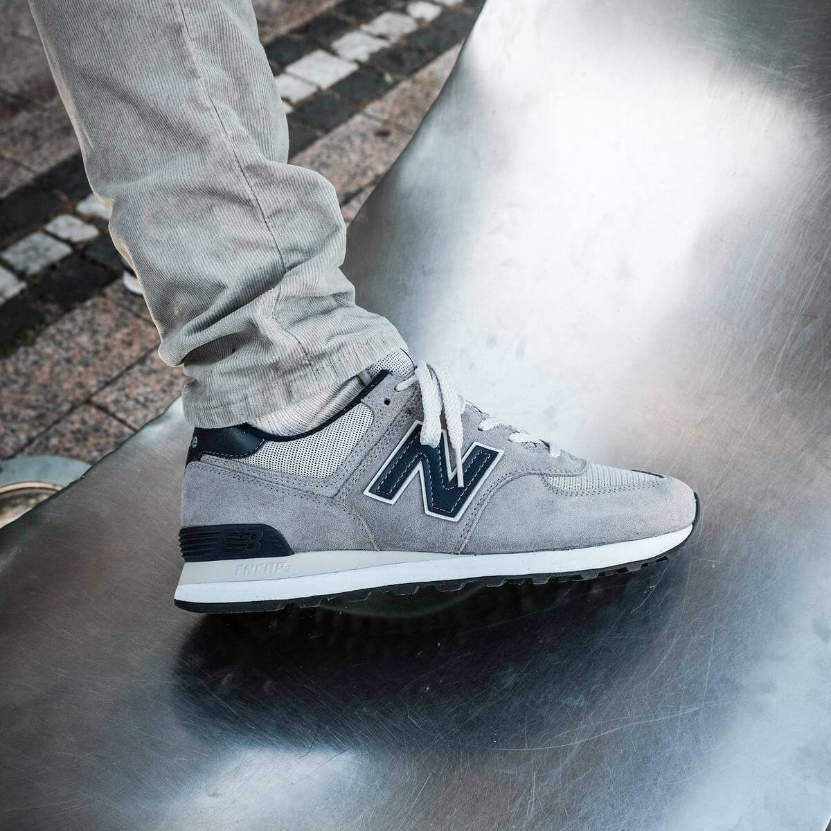 on feet photo of the New Balance - 574 History Class Pack - ML574BE2 - grey/navy
