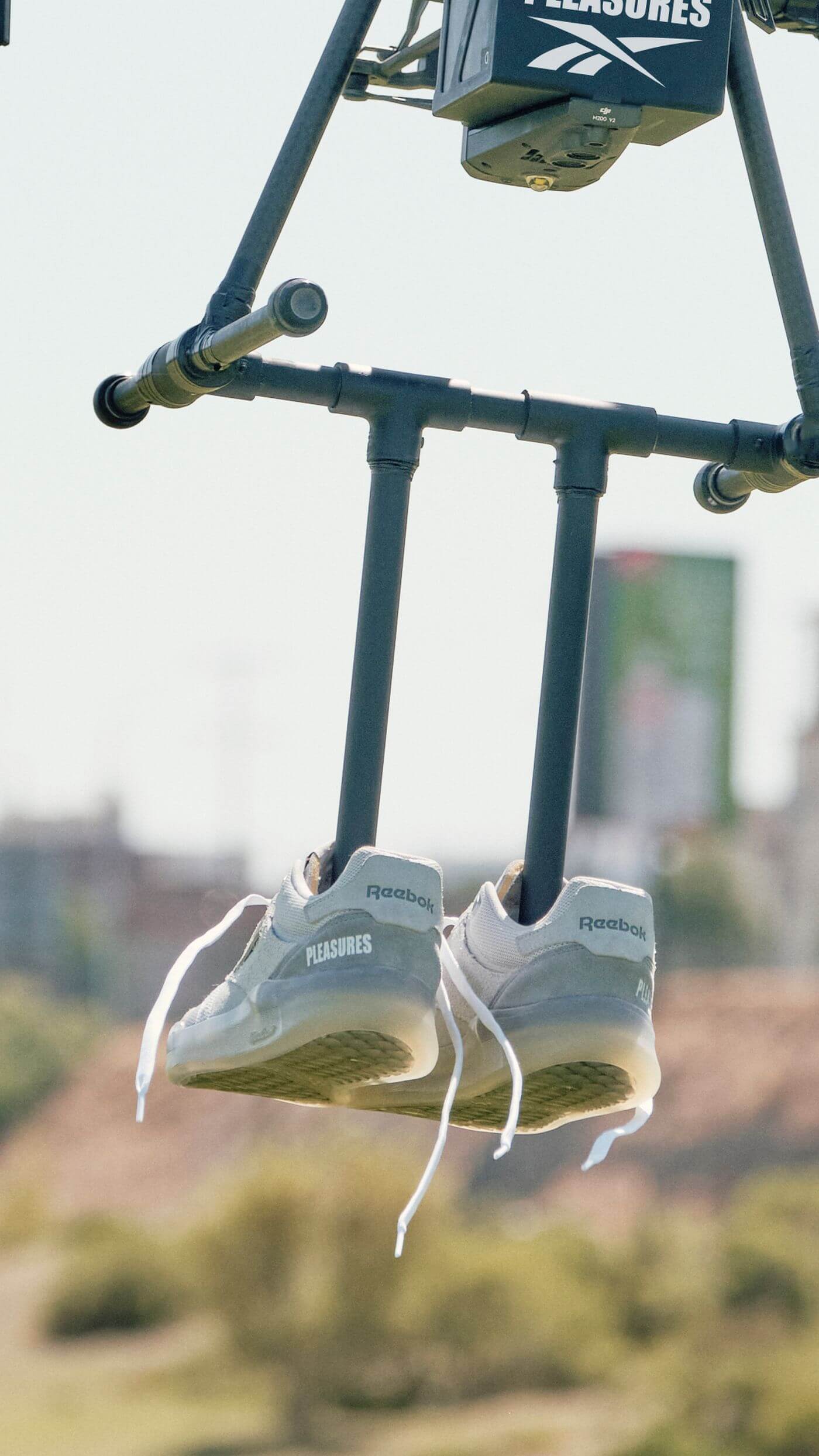 sneaker drone - Reebok x Pleasures - Club C Legacy - pure grey 2 / pure grey 4 / straw - GW2639