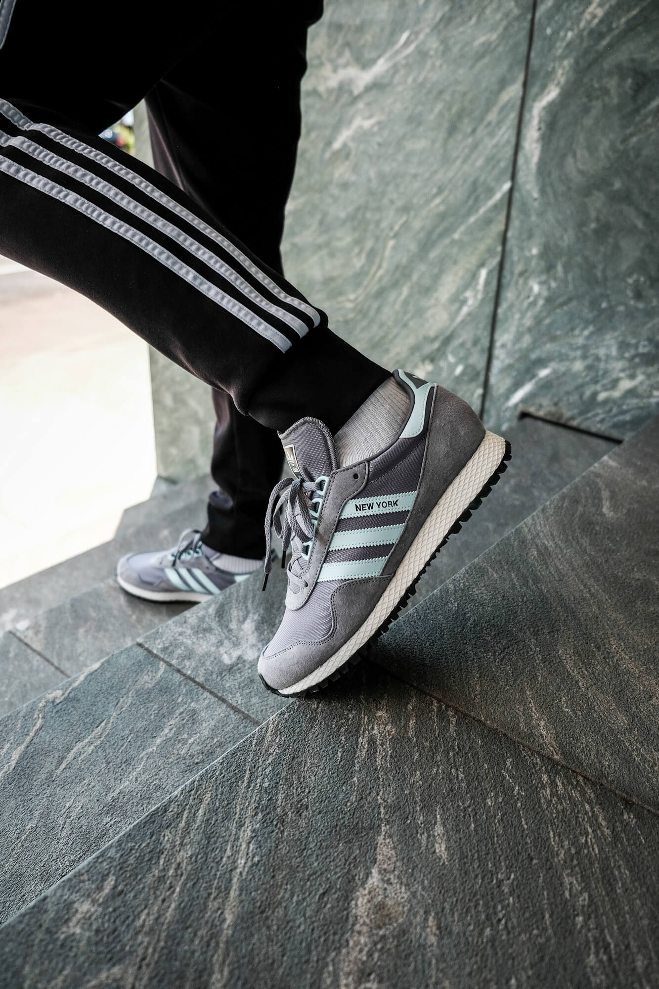 on feet look - on feet photo of the adidas - New York "almost" OG - grey/halo blush/core black - GY0234