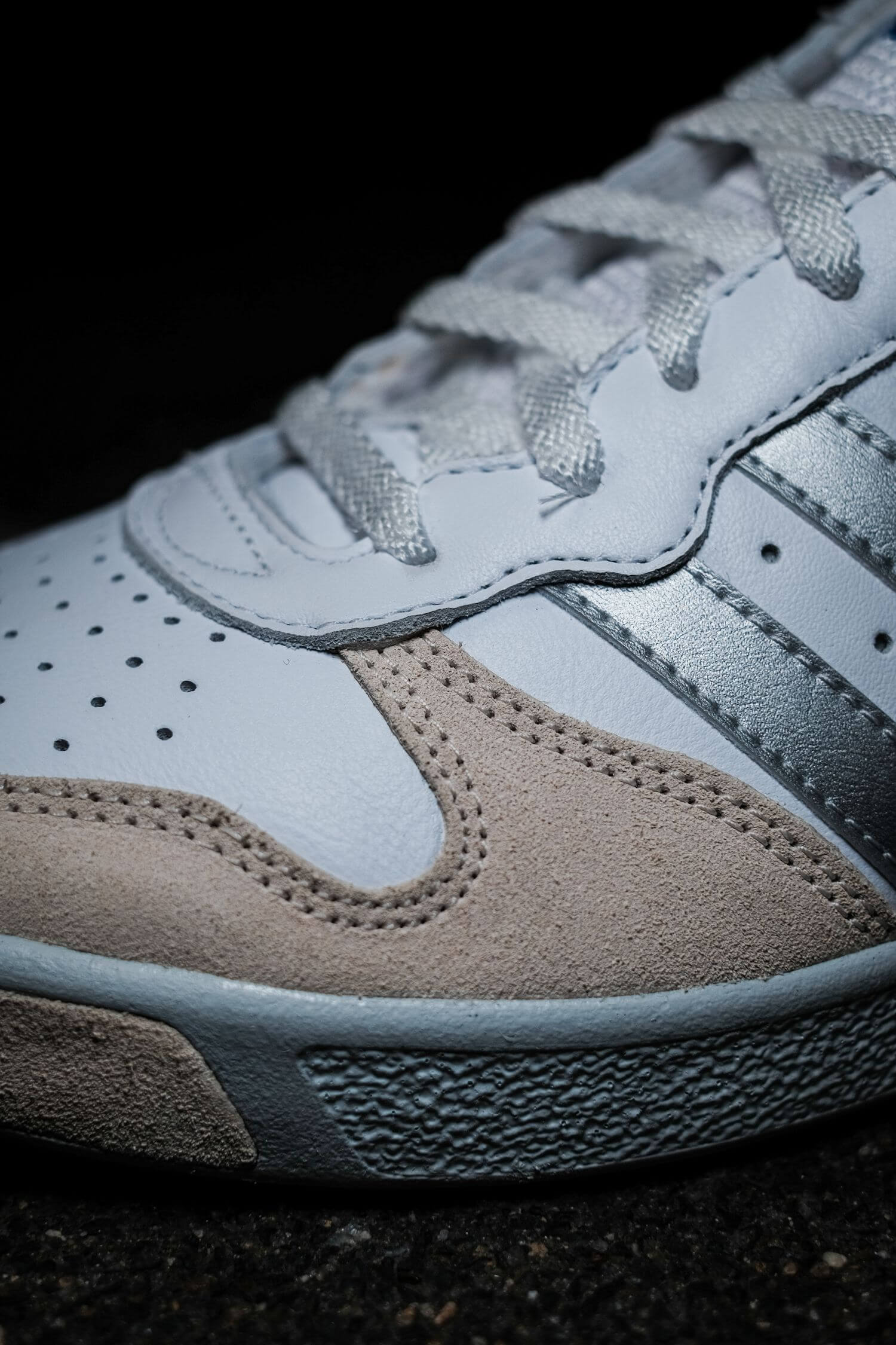 toe box details - adidas - G.S. - cloud white/silver metallic/wonder white - H01818