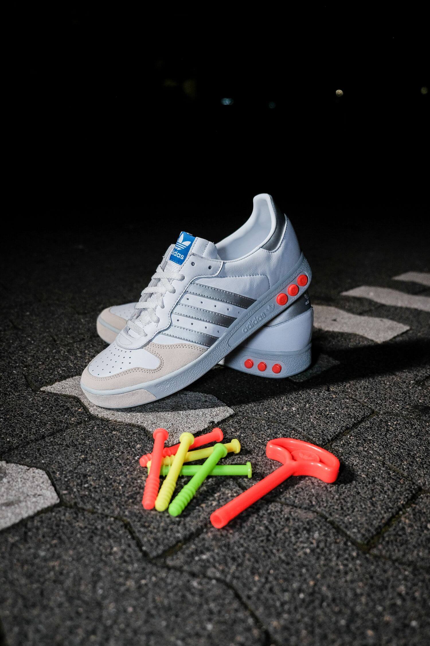 adidas - G.S. - cloud white/silver metallic/wonder white - H01818 mit neonfarbenen Bolzen und Bolzenwerkzeug