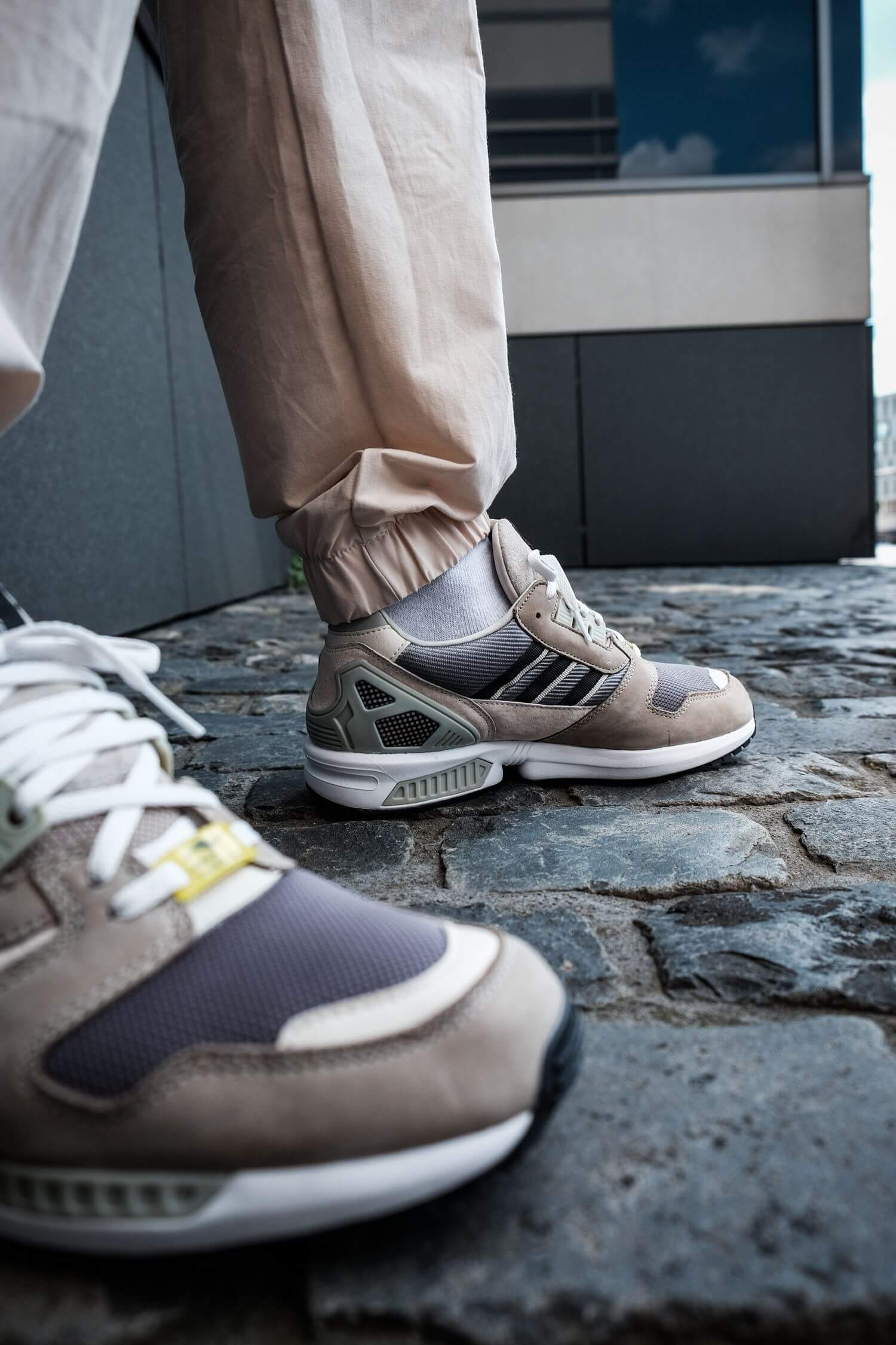 „L’Eminence Grise“ – adidas ZX 8000 Feather Grey / Aluminium