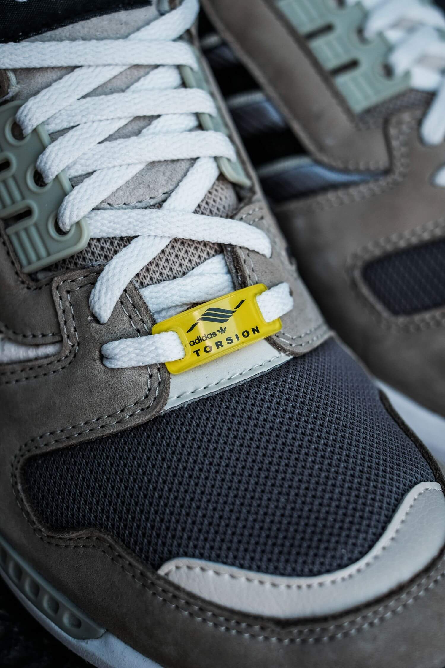 adidas torsion lace tag logo