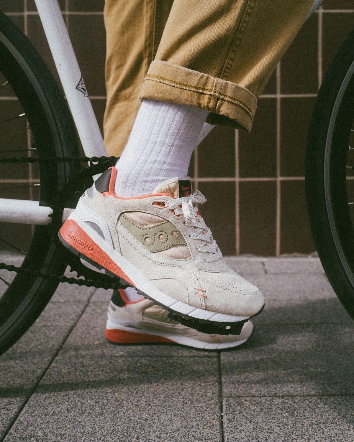 on feet mit fahrrad, bike - Saucony - Shadow 6000 - "Destination Unknown" - white/clay - S70587-3