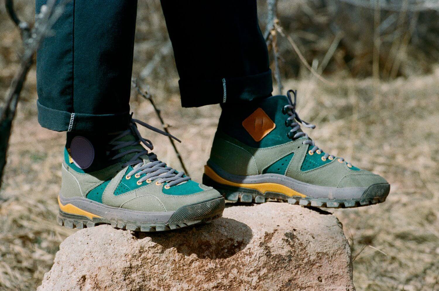 Vault by Vans x Taka Hayashi - AMZN TRL V3 LX Boot - deep teal/chalk violet on feet foto