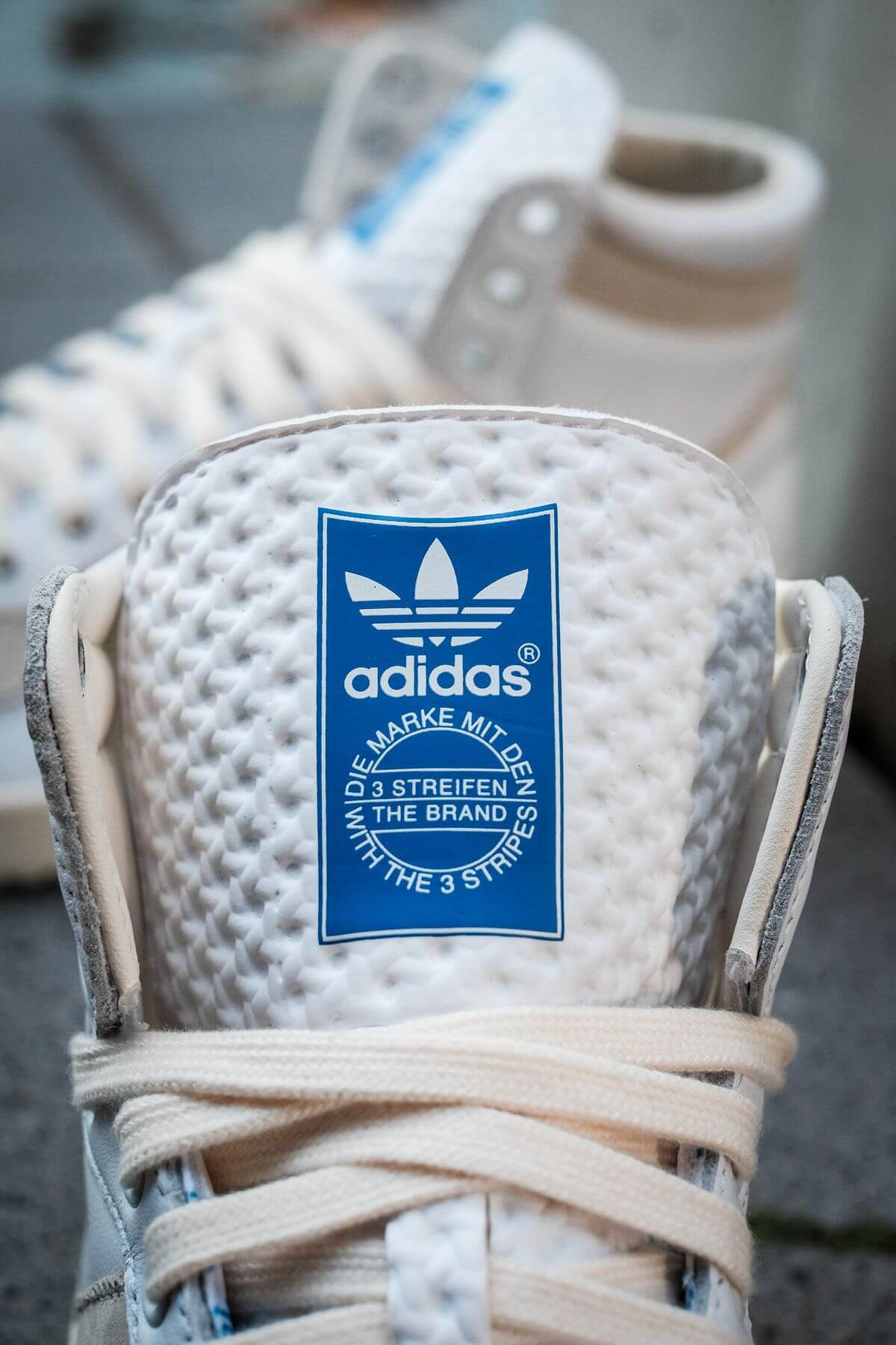 details, zunge mit adidas logo - adidas - Top Ten - "Home Of Classics" - footwear white/chalk white/blue birch - GZ8941