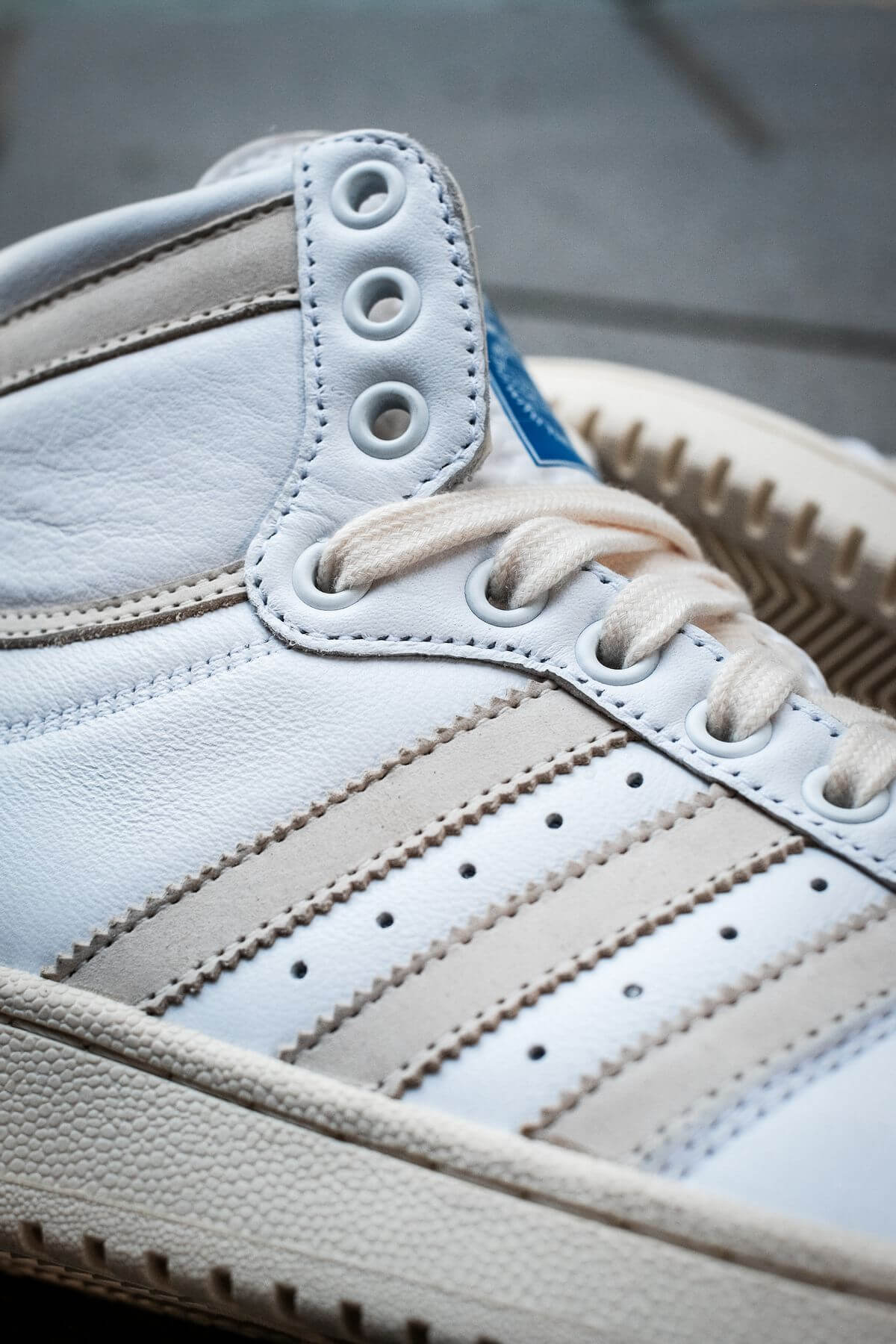 adidas, drei streifen auf dem adidas - Top Ten - "Home Of Classics" - footwear white/chalk white/blue birch - GZ8941