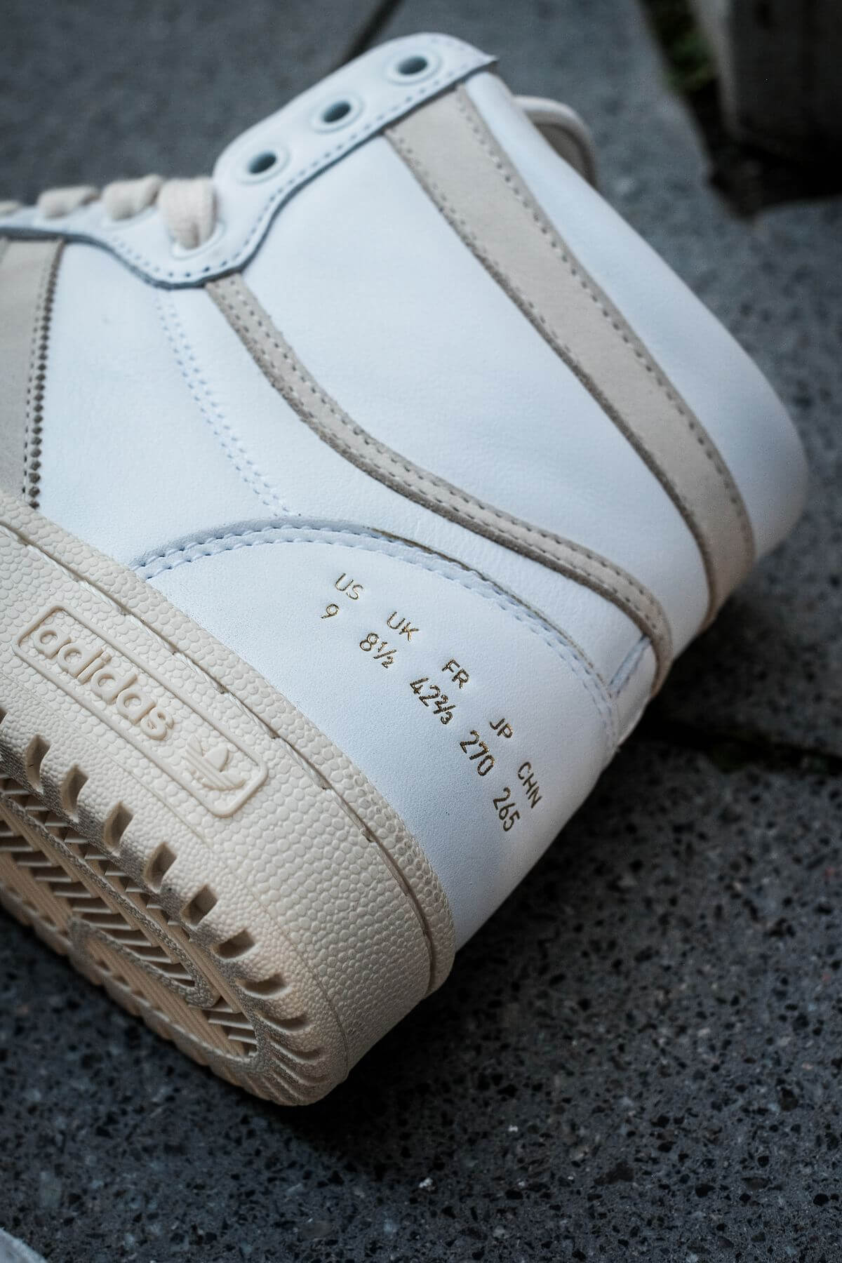 detail der ferse, grössenangaben in gold - adidas - Top Ten - "Home Of Classics" - footwear white/chalk white/blue birch - GZ8941