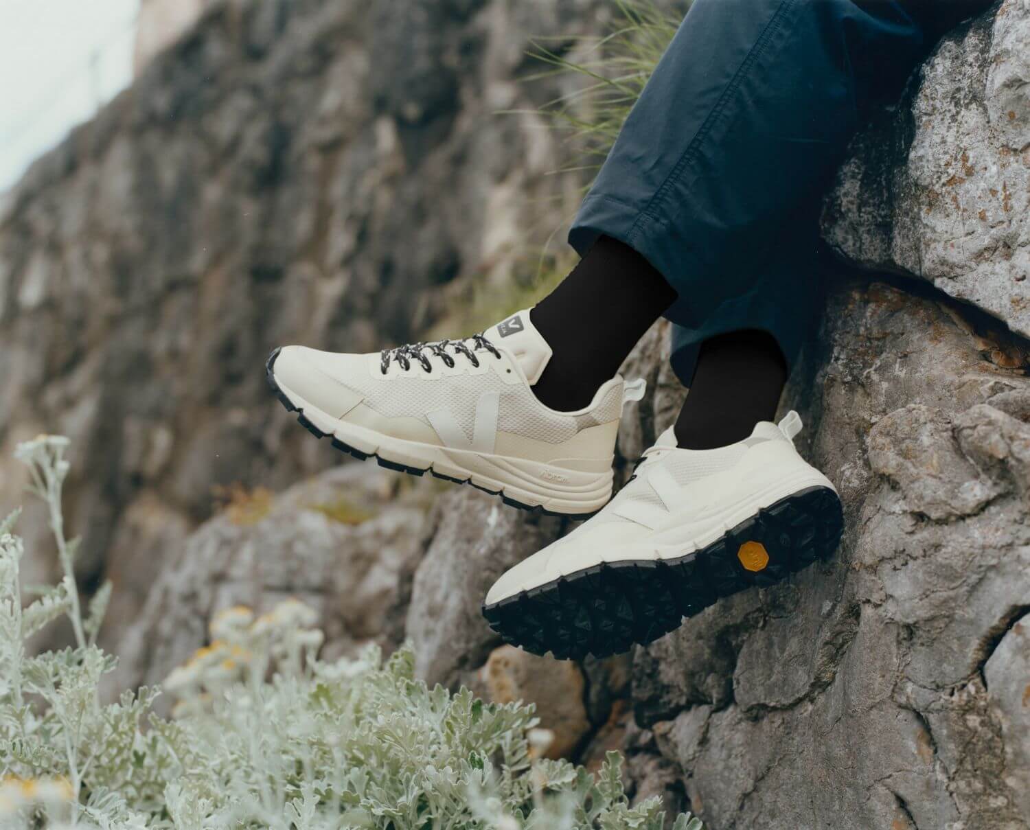 on feet - VEJA x Vibram - Dekkan - Alveomesh - natural white - DC012576