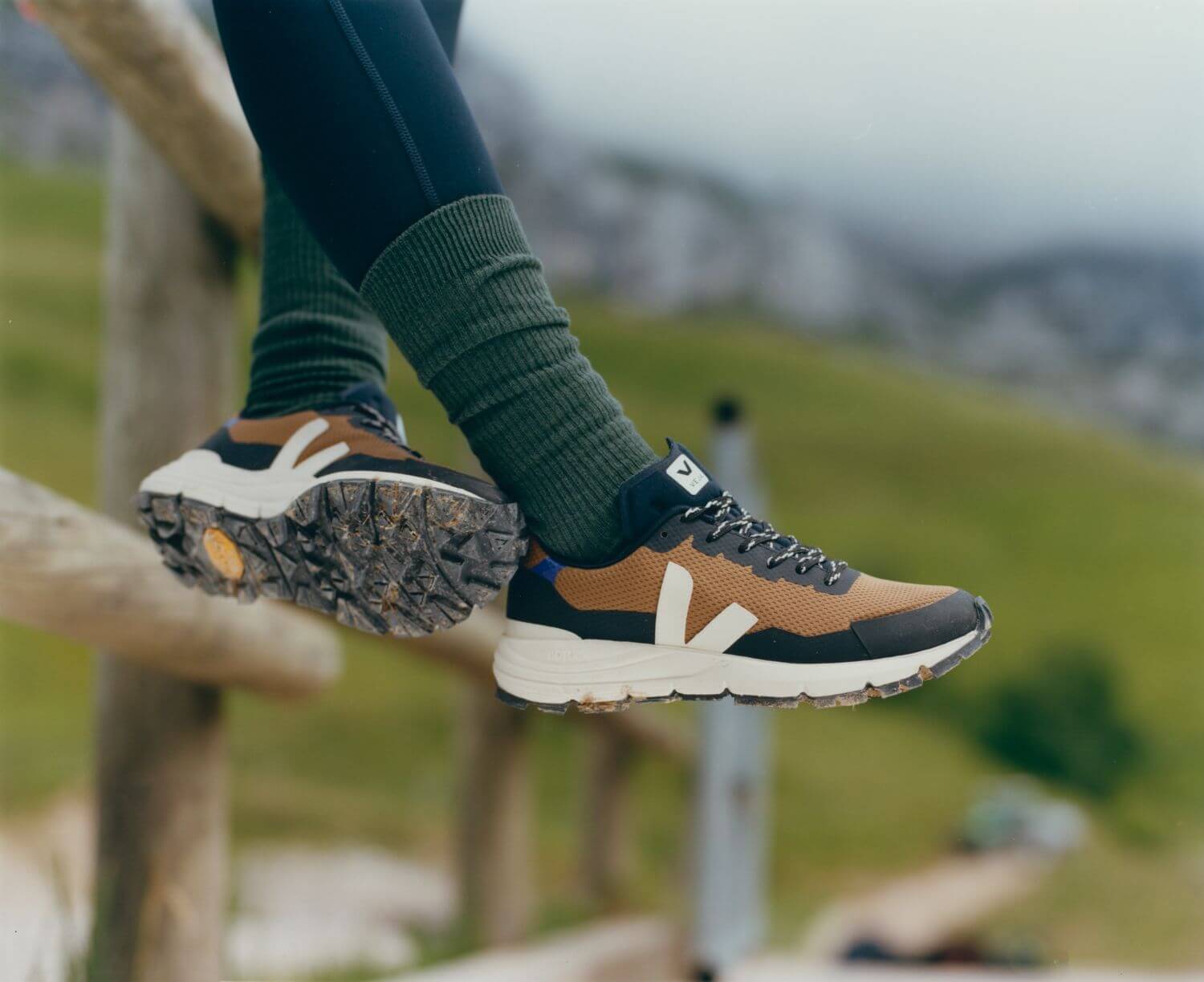 on feet - VEJA x Vibram - Dekkan - Alveomesh - tent pierre purple - DC012625
