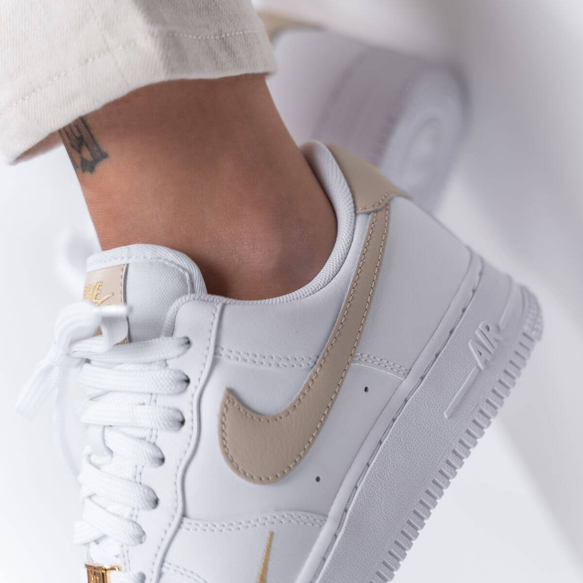 Nike - Wmns Air Force 1 '07 Essential - white/rattan - CZ0270-105