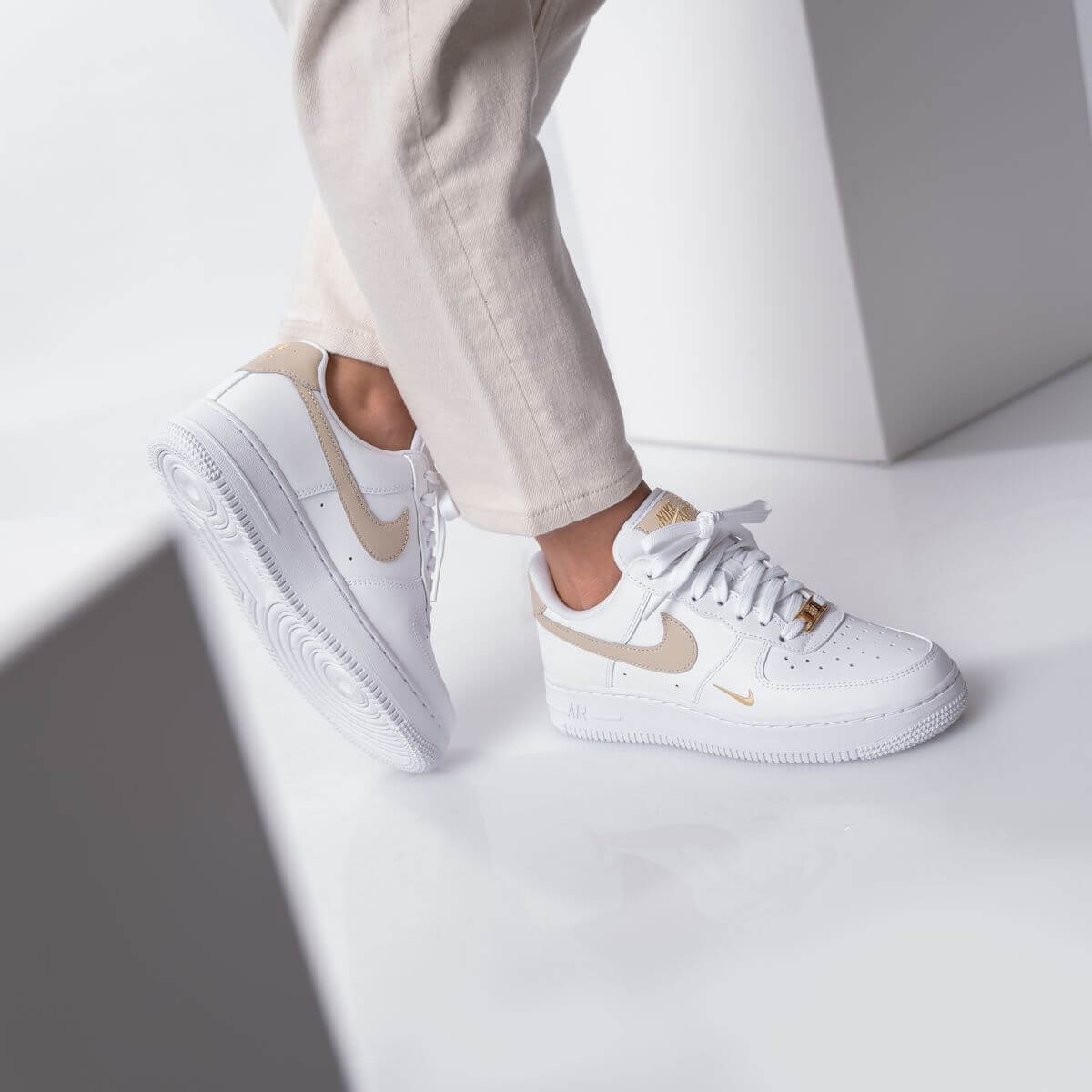 Nike - Wmns Air Force 1 '07 Essential - white/rattan - CZ0270-105