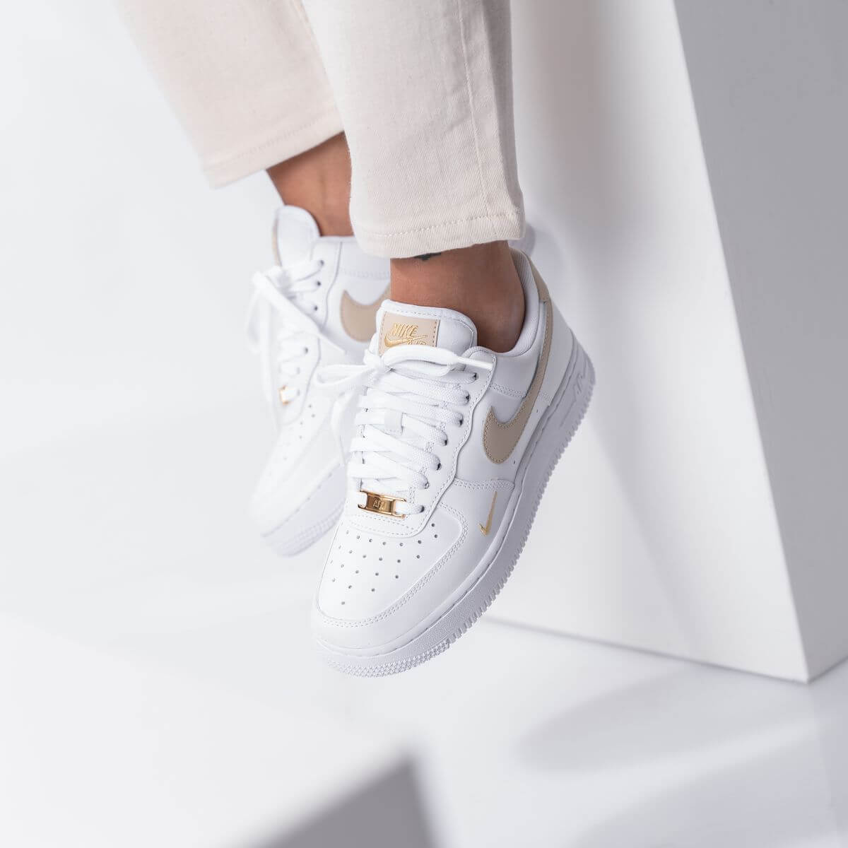 Nike Wmns Air Force 1 ’07 Essential White/Rattan