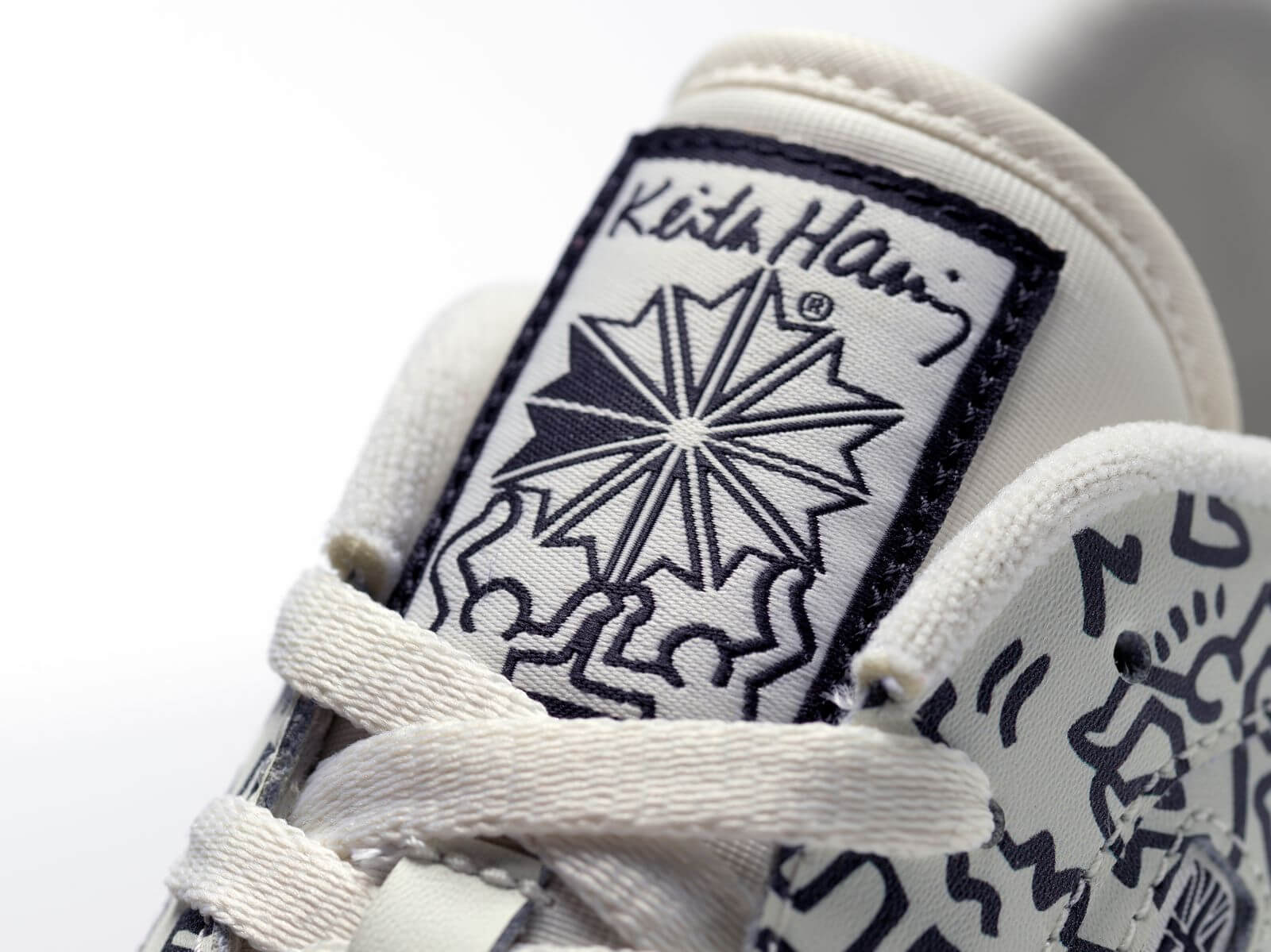 tongue details: Reebok x Keith Haring - Club C - chalk/pure grey 8/chalk - GZ1458