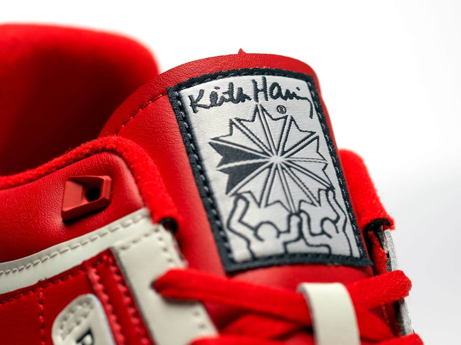 tongue details: Reebok x Keith Haring - Club C Legacy - instinct red/chalk/instinct red - GZ1459