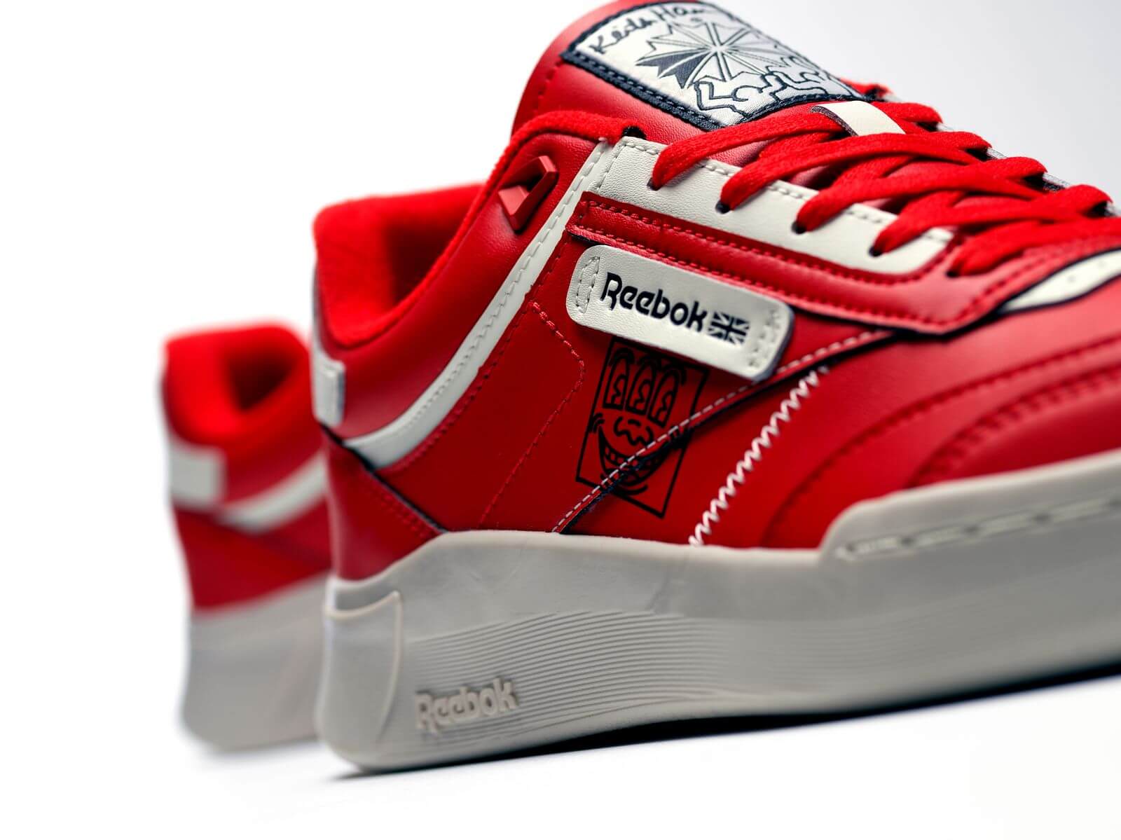 seitenansicht: Reebok x Keith Haring - Club C Legacy - instinct red/chalk/instinct red - GZ1459