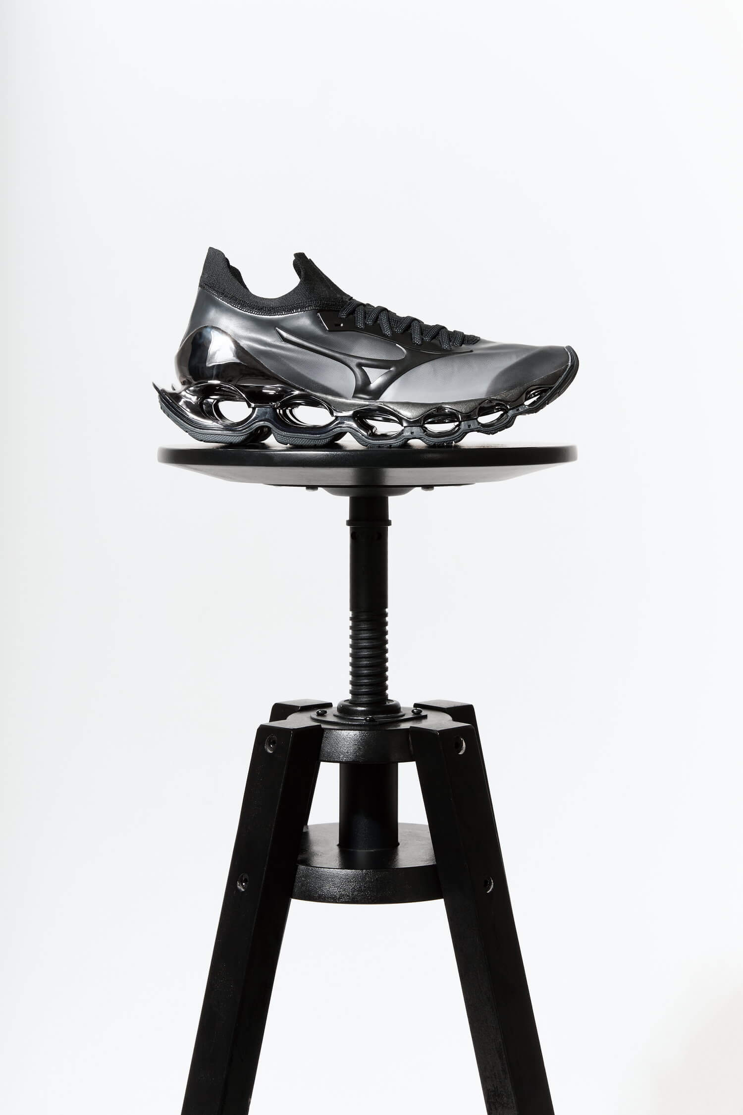 Mizuno x Hajime Sorayama - Wave Prophecy 10 - black/black/silver - D1GA212502