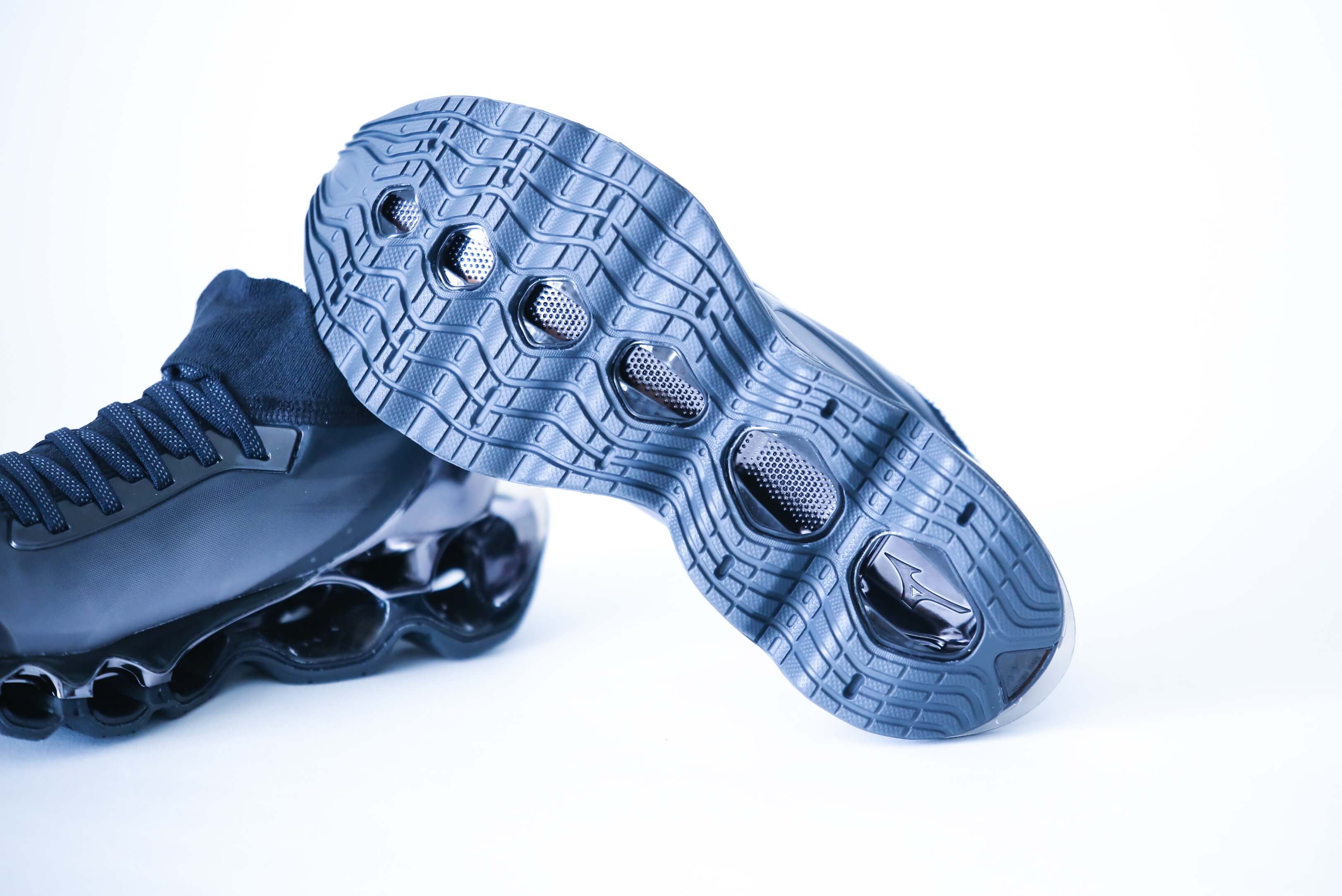 outsole detail - infinity wave sole - Mizuno x Hajime Sorayama - Wave Prophecy 10 - black/black/silver - D1GA212502