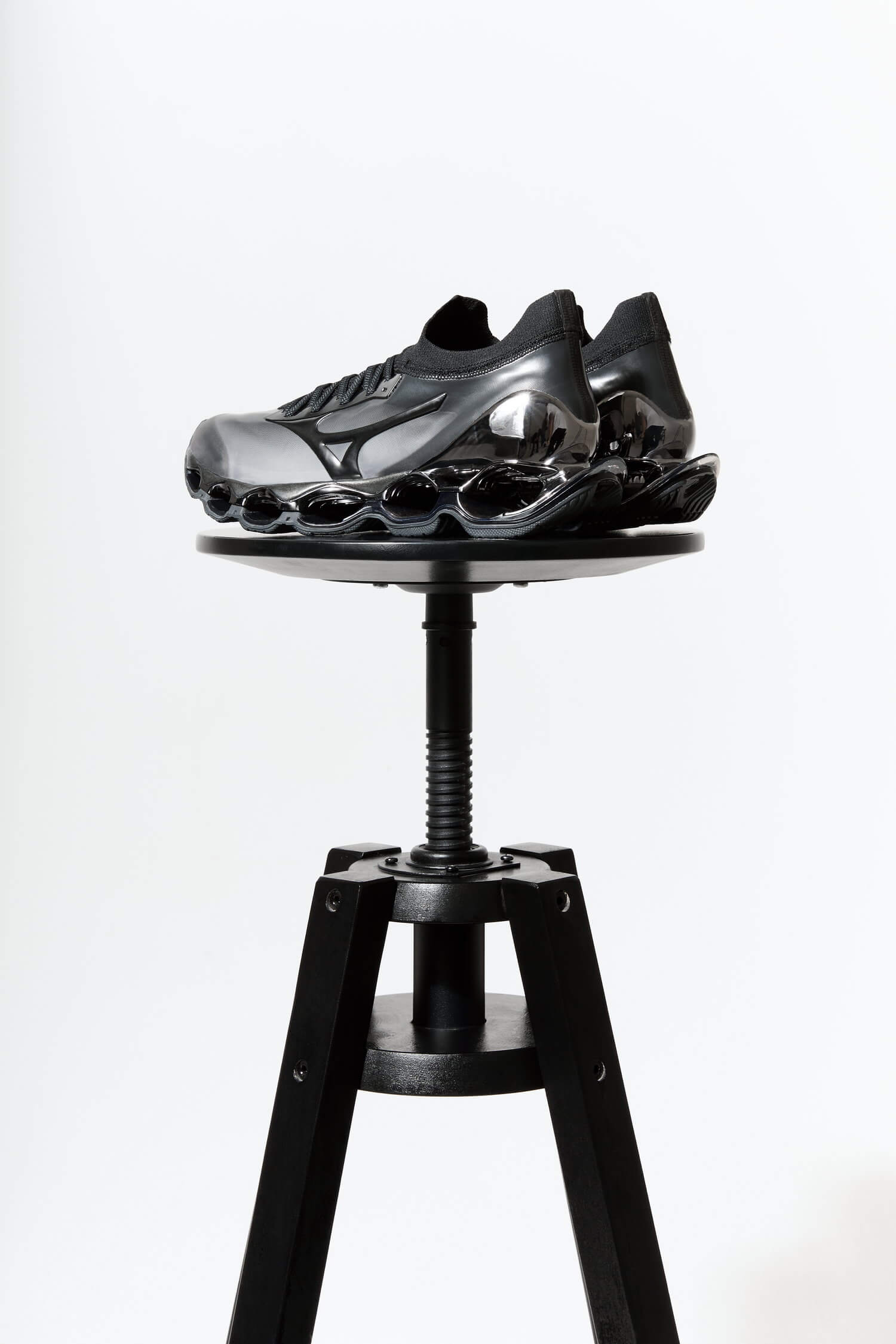 Mizuno x Hajime Sorayama Wave Prophecy 10 black/black/silver