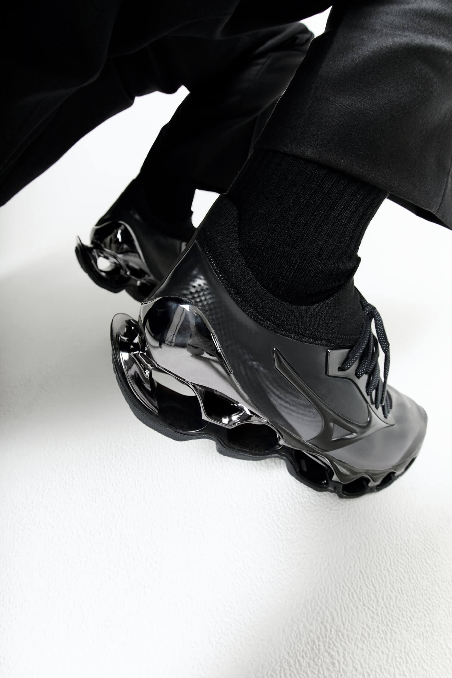 on feet photo of the Mizuno x Hajime Sorayama - Wave Prophecy 10 - black/black/silver - D1GA212502