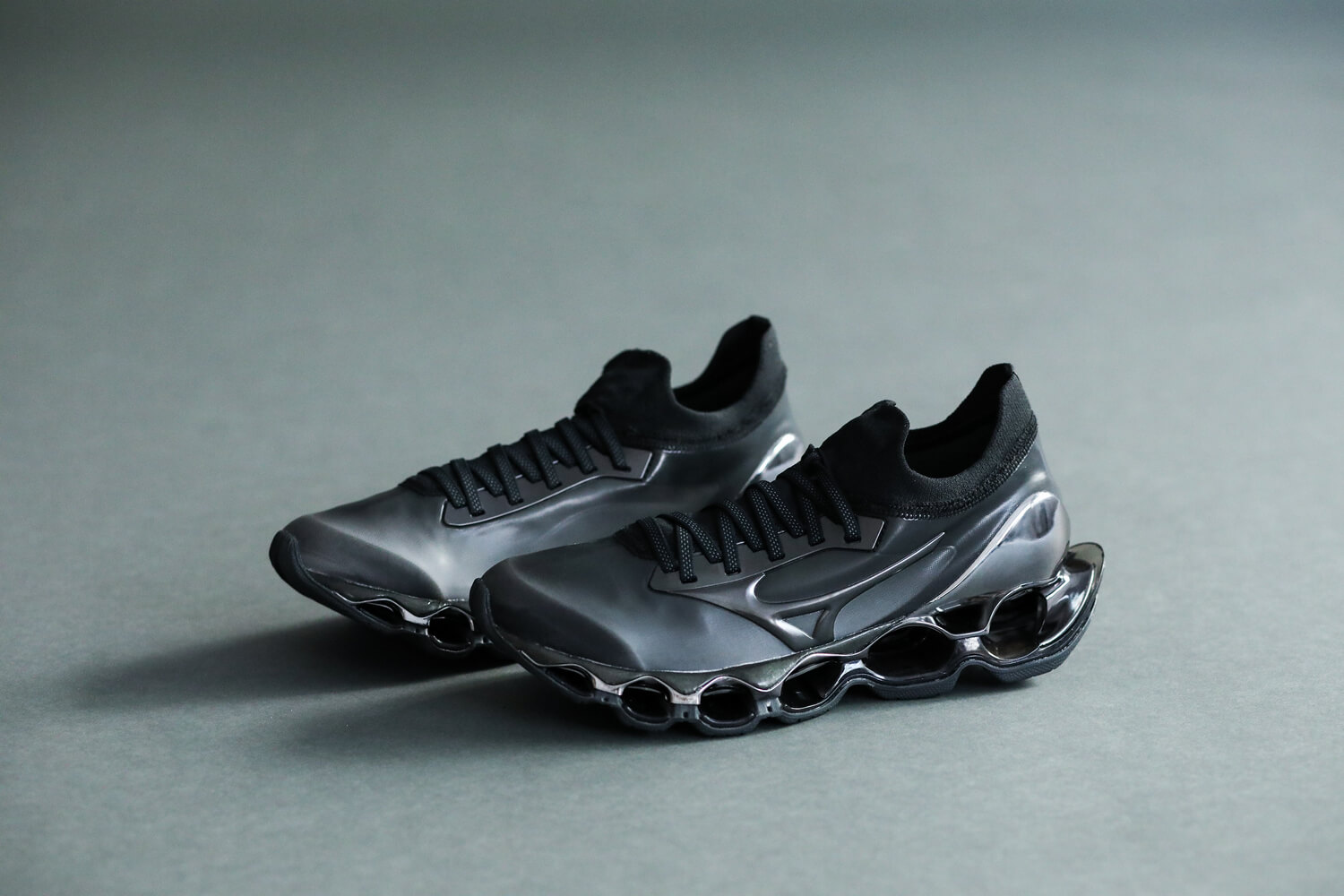 Mizuno x Hajime Sorayama - Wave Prophecy 10 - black/black/silver - D1GA212502