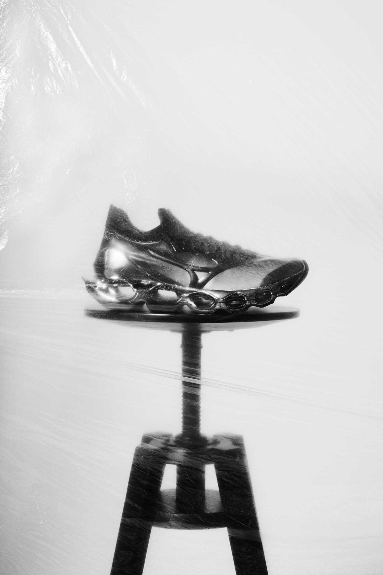 Mizuno x Hajime Sorayama Wave Prophecy 10 black/black/silver