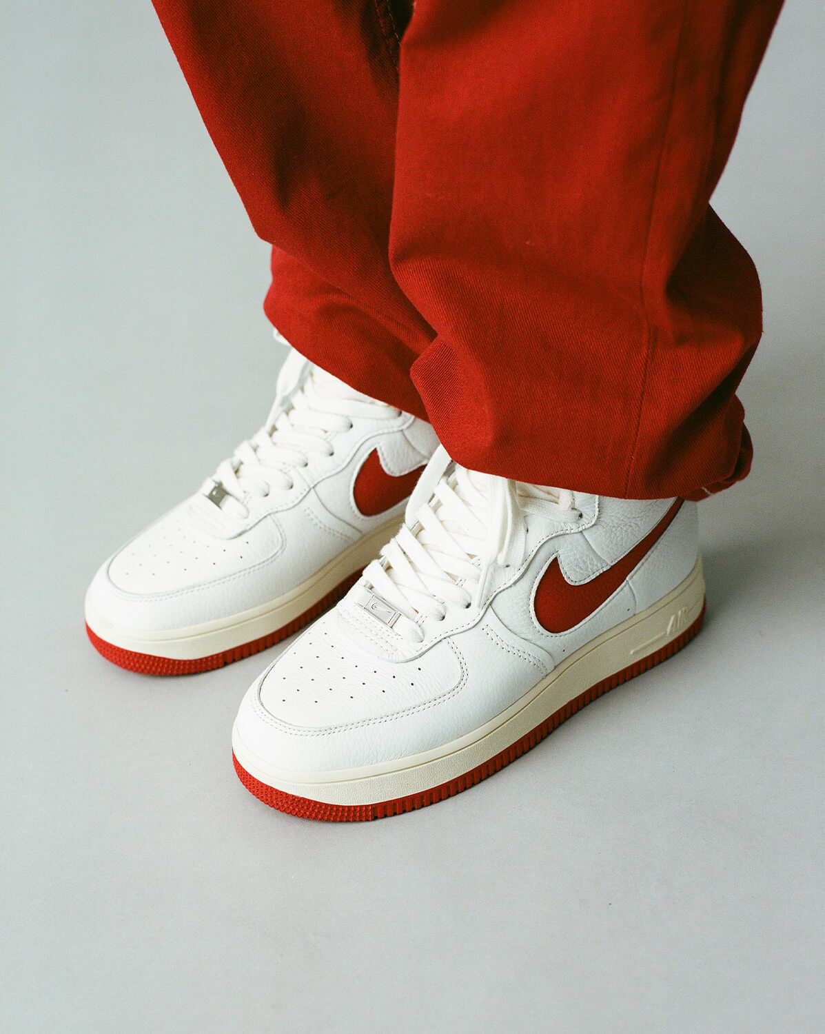 Nike Wmns Air Force 1 Hi „Sculpt“ summit white / silver /coconut milk & summit white / gym red