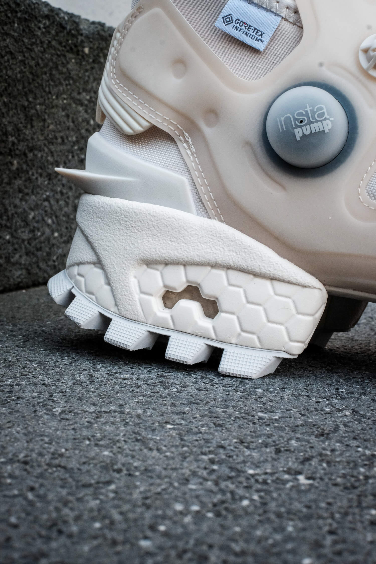 close up pump ball: Gore Tex Infinium, Instapump, Hexalite: Reebok - Instapump Fury OG Boot - S23787