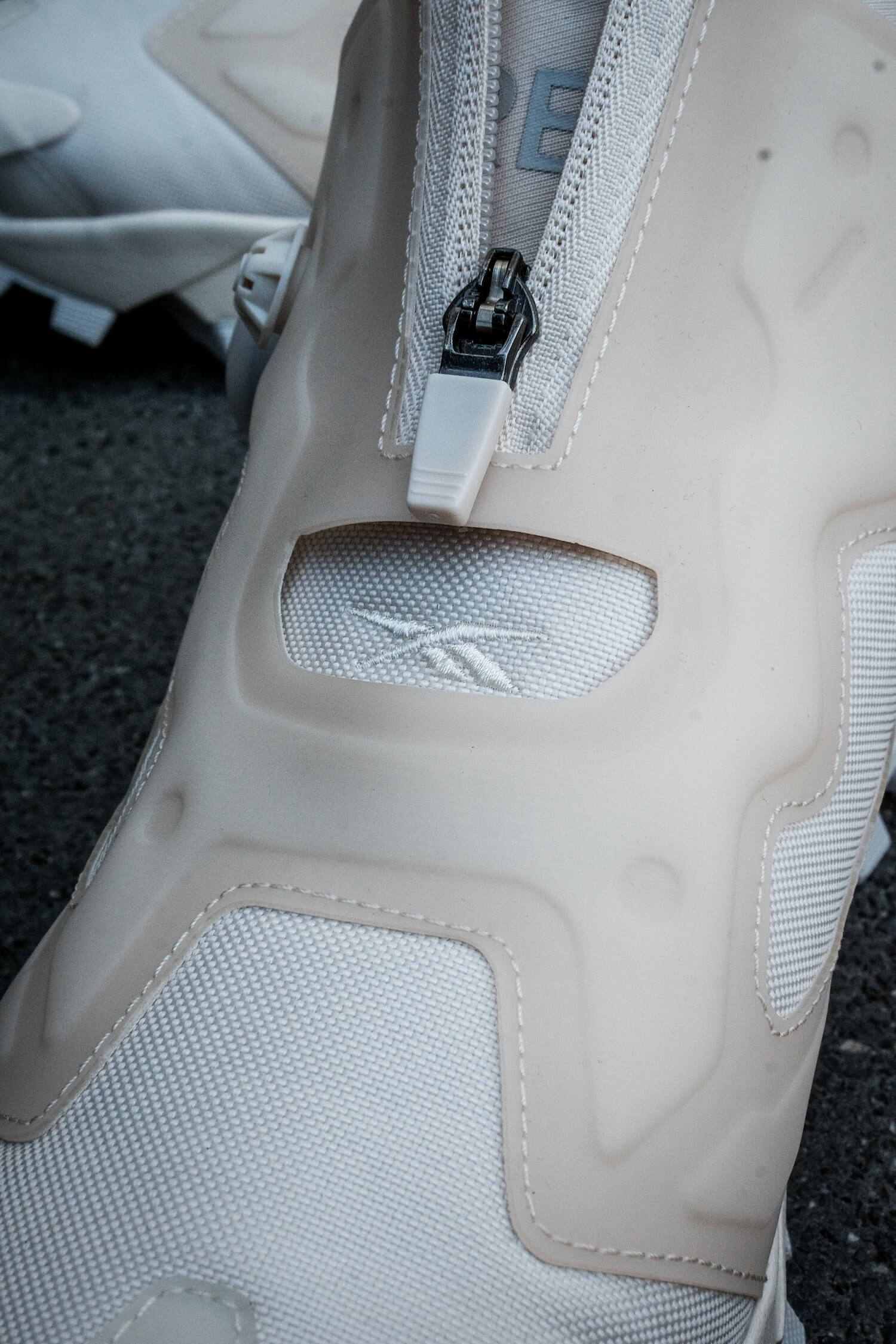 detail photo of the zipper: Reebok - Instapump Fury OG Boot - Gore-Tex Infinium - white/grey/beige - S23787